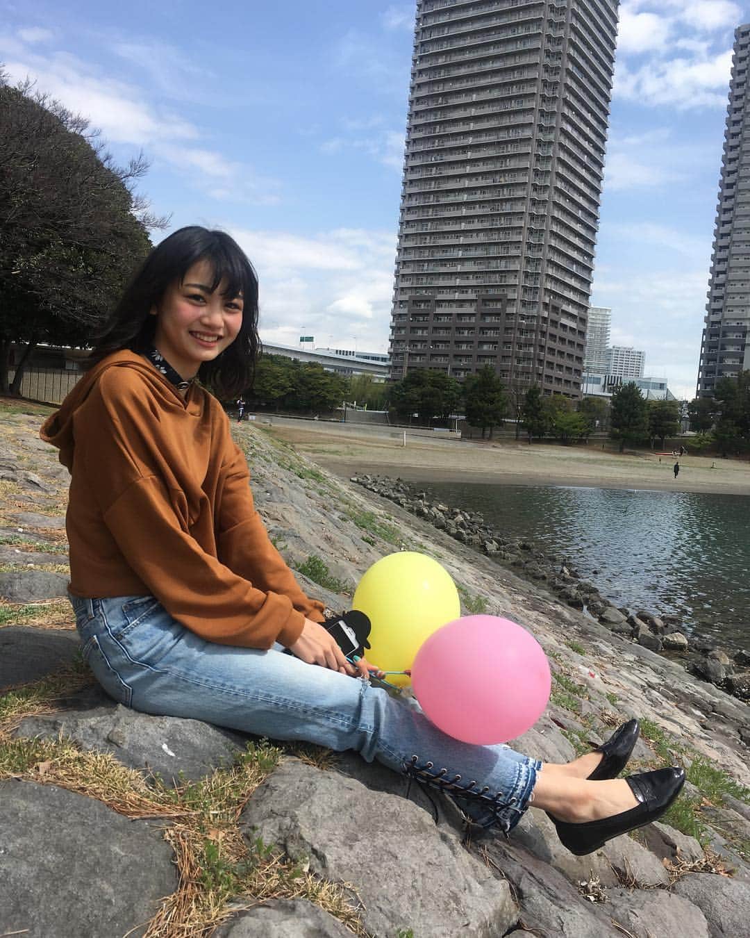 ニコ☆プチのインスタグラム：「🎈 風船で遊ぶ安村さん😂🌸 #ニコプチ#安村真奈」