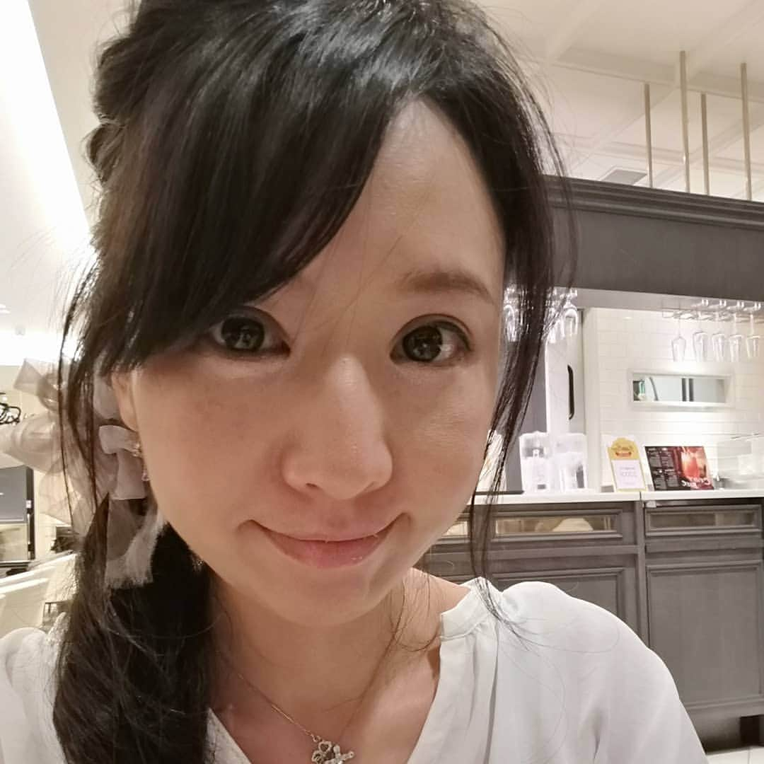 西川宏美のインスタグラム：「おはようございます。 初めて今更ながら銀座の東急プラザに立ち寄ってみたり。 とは言え地下のタリーズですが。 居心地良くてオシャレでビックリ！ 銀座仕事の時はここでお茶が定番になりそうだー。広いしね♡ #銀座東急プラザ #銀座 #タリーズ #本日の私 #ちょっと頭痛だけど #頑張る #ところで銀座でコンビニどこ？（笑）」