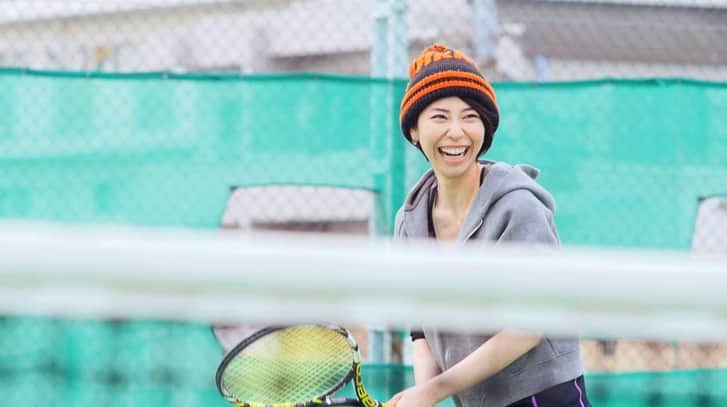 古賀陽子のインスタグラム：「フジテレビ/関西テレビ 『ONE hour Sense』に出演させていただきました‼️ 「あなたは1時間あったらどこへ行きたいですか？」そんな場所を紹介していただくミニ番組です！ テニスしました🎾 #air K(oga)  #1Hセンス #ワンアワーセンス #フジ#ONEhourSense #メルセデス #ベンツ #Mercedes #Benz #OHS #フジテレビ #古賀陽子 #画家 #テニス #アート#art #ドライブ #drive #車 #car」