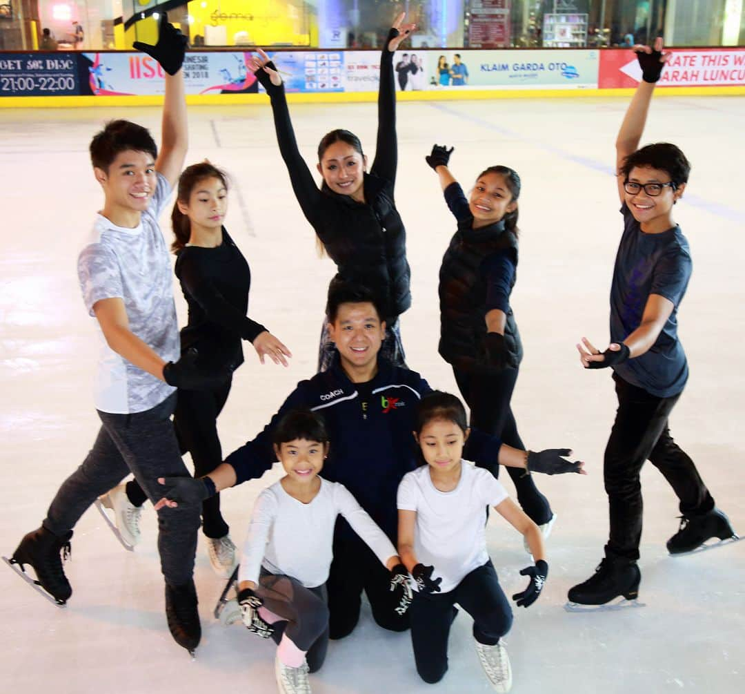 安藤美姫さんのインスタグラム写真 - (安藤美姫Instagram)「I went to Indnesia with TV. I had such an amazing time with Indonesian skaters and it was great to help them and work together💪✨✨✨ now they Open and building the future with Figure Skating in Indnesia and I will always here for them♥️♥️♥️ Miss you all😌💕 皆様 こんにちは😌😊 さて、先日 フジテレビで放送されました 💪おたすけJAPAN💪  今回は本業フィギュアスケートでインドネシアのスケーターを指導という事で8日間のレッスンという短い間でしたが選手皆んなの成長を身近で感じられて、本当に本当に素敵なひと時でした😌☺️ 私自身もいろいろ勉強になった事も多く本当に貴重な経験をしながらのロケ。 8日間一緒にロケをして下さったスタッフさんにも感謝です🙏🙏🙏 インドネシアのスケーターの純粋でレッスンについてきてくれた気持ち、そしてご両親やコーチにも感謝です😌🙏✨♥️ テレビのお仕事で今は本当にいろんな経験をさせて頂きながら出会える人に、出会える奇跡に感謝です😌✨💕💕💕 これからのインドネシアフィギュアスケートの発展にも注目です🇮🇩💪✨ 応援よろしくお願いします💪✨✨✨ #インドネシア #おたすけjapan  #indonesia  #figureskating」3月25日 22時26分 - miki_m_ando0403