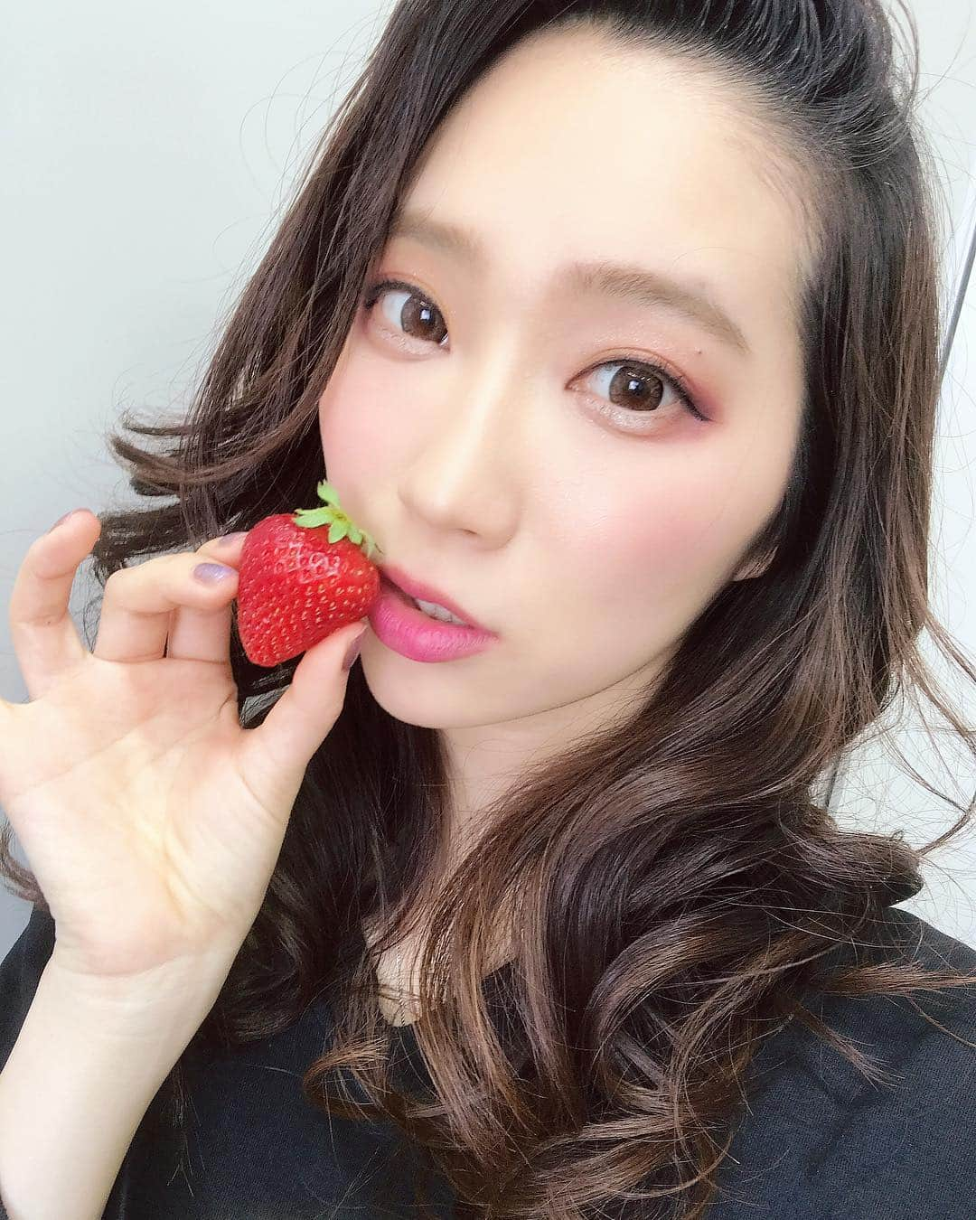 ファーストサマーウイカさんのインスタグラム写真 - (ファーストサマーウイカInstagram)「いちごちゃん🍓 #アイドル法律」3月25日 22時22分 - f_s_uika