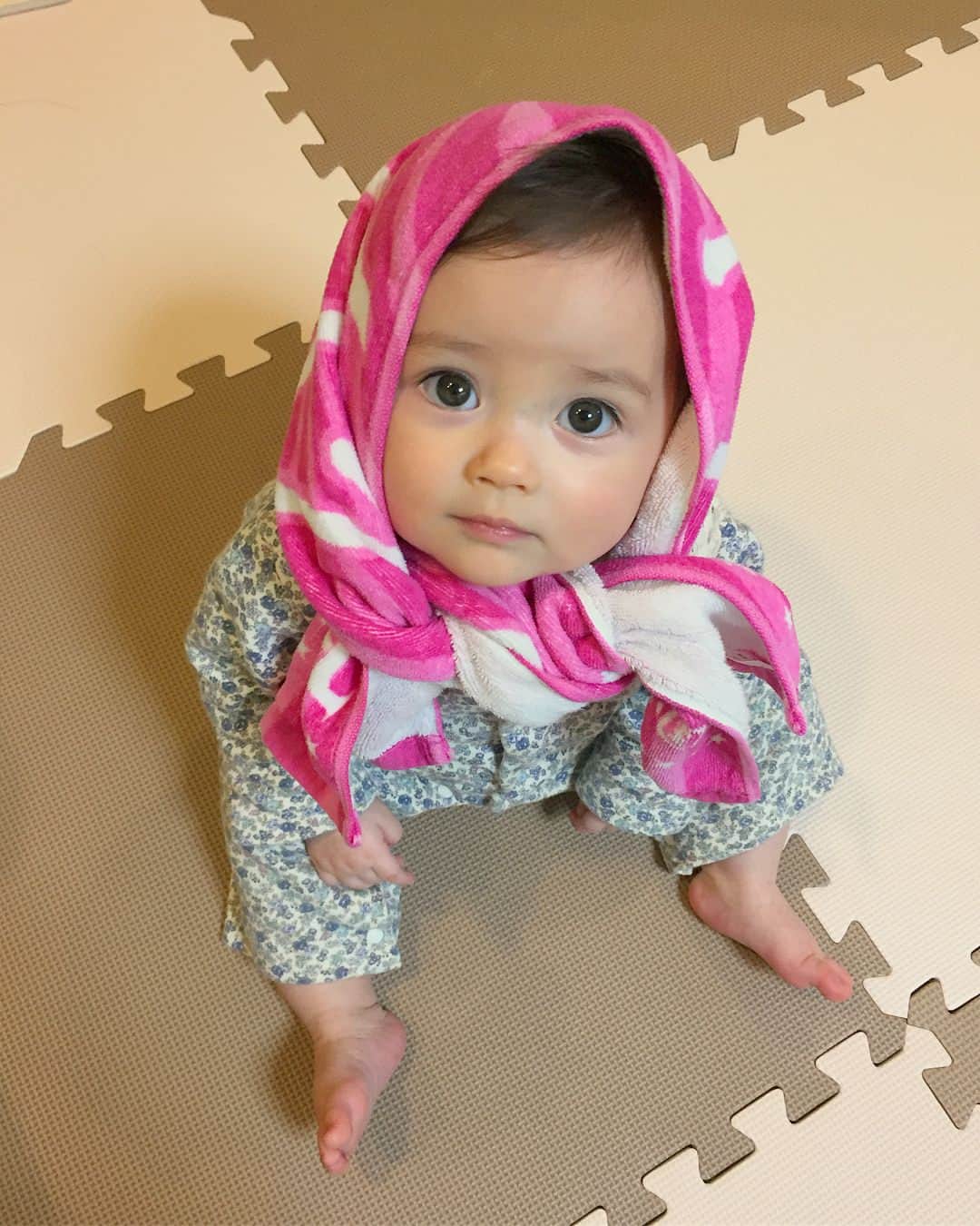 のインスタグラム：「マトリョーシカ風😆💡 Doesn't she look like a matryoshka? #matryoshka#baby#instababy#daughter#girl#kid#cute#smile#happy#love#aistralia#japan#mamanoko#マトリョーシカ#赤ちゃん#娘#子供#育児#8ヶ月#ハーフ#オーストラリア#日本#親バカ部#ベビフル#ママリ#コドモノ」