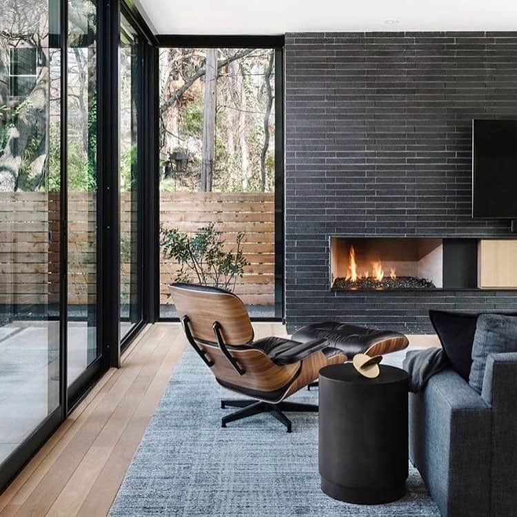 designersのインスタグラム：「photo by @myhouseidea さんのフォト イームズのラウンジチェアの背面の木目が何とも言えない美しさですね。暖炉と ラウンジチェアさえあれば、モダンでクールな空間に和みを与えてくれますね。  #イームズラウンジチェア#暖炉#インテリア小物#建築家#椅子#リフォーム#インテリア雑貨#リノベーション#注文住宅#ソファ#工務店#ラウンジ#インテリアデザイン#インテリア」