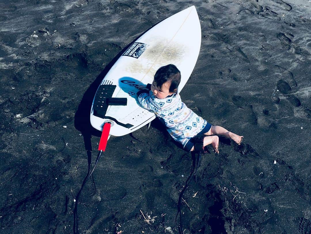 宮坂桃子さんのインスタグラム写真 - (宮坂桃子Instagram)「サーフィンデビュー🏄‍♂️ #腹ばいの練習 #まずはビーチから」3月25日 14時30分 - momoko_miyasaka