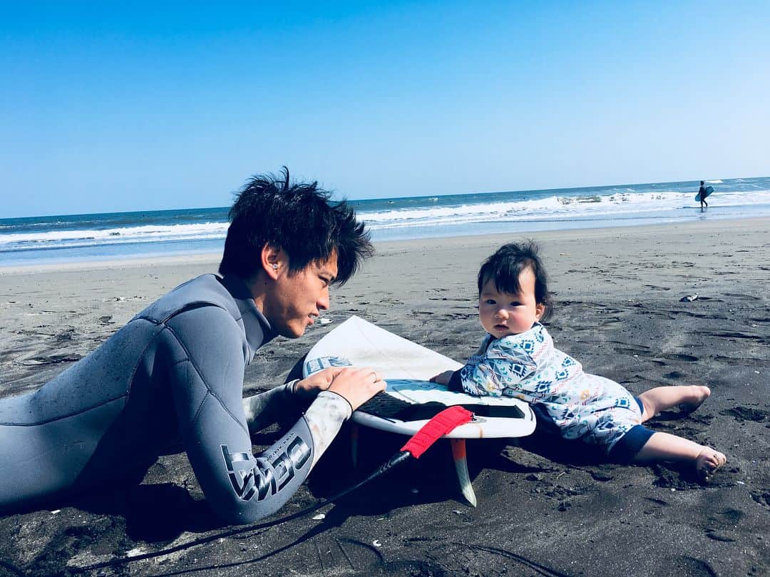 宮坂桃子のインスタグラム：「サーフィンデビュー🏄‍♂️ #腹ばいの練習 #まずはビーチから」