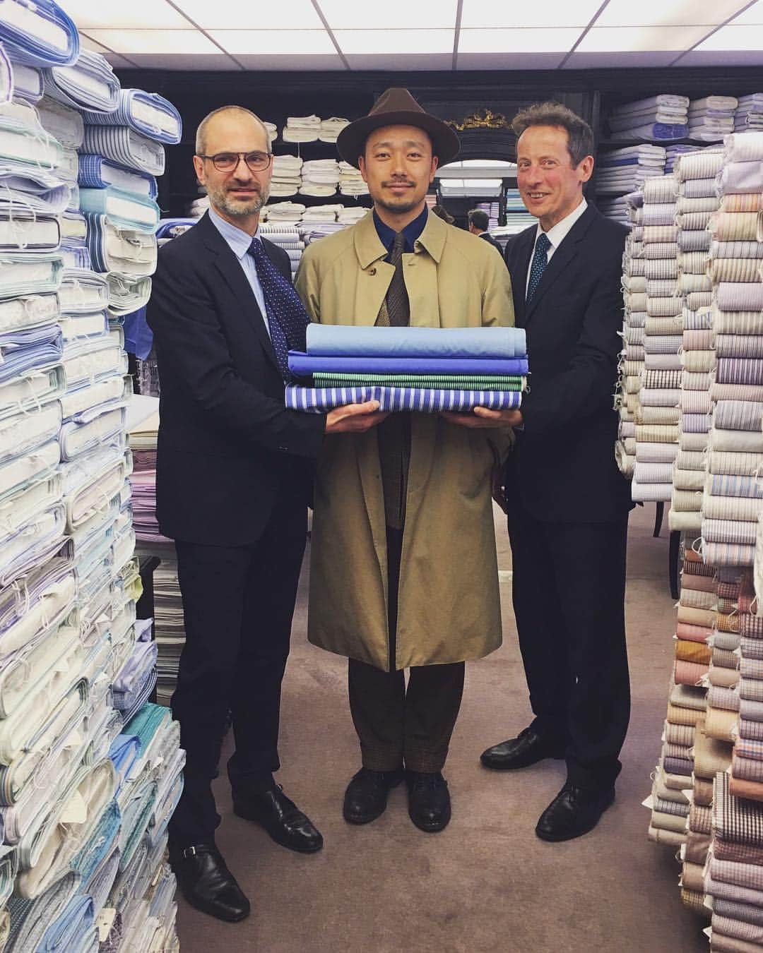 長山一樹のインスタグラム：「『シャルべで仕立てる』 その機会は思っていたより早く訪れた。仕事でパリに来たので空き時間を見つけてダッシュ。 Charvet(シャルべ)は1837年、パリに創業した世界最古のオーダーシャツ店。日本でも取り扱っているお店はあるけども、せっかくだったら歴史あるパリの本店でオーダーしたいと買わずに我慢していた。  ヴァンドーム広場のブルジョワなブティック街の並びにシャルべはある。2階がオーダーシャツのフロアで約6000種類(あるらしい)の生地の山は圧巻の一言。1時間ほどひたすら生地を見たがキリがないので今の気分で4種類選択。言葉の壁を感じながらも採寸開始。普段からオーダーしていたおかげで、どこがどうでといったニュアンスは思っていたよりすんなり伝わり苦戦しなかった。ほっ。日本に到着する約1〜2ヶ月後が待ち遠しい。 シャツは普段ぴったり着るよりも、少し空気を含ませゆったり着るのが好きで、今まではアメリカ製のピンオックスでややごわついた風合いを楽しんでいたが、シャルべで仕立てる繊細なブロードの柔らかなゆったり感が気分にどのような変化を生むのかとても楽しみである。 #やりたい事リスト100  #シャルべで仕立てる #charvet #オーダーシャツ  #mensfashion #メンズファッション  #gentlemansmethod」