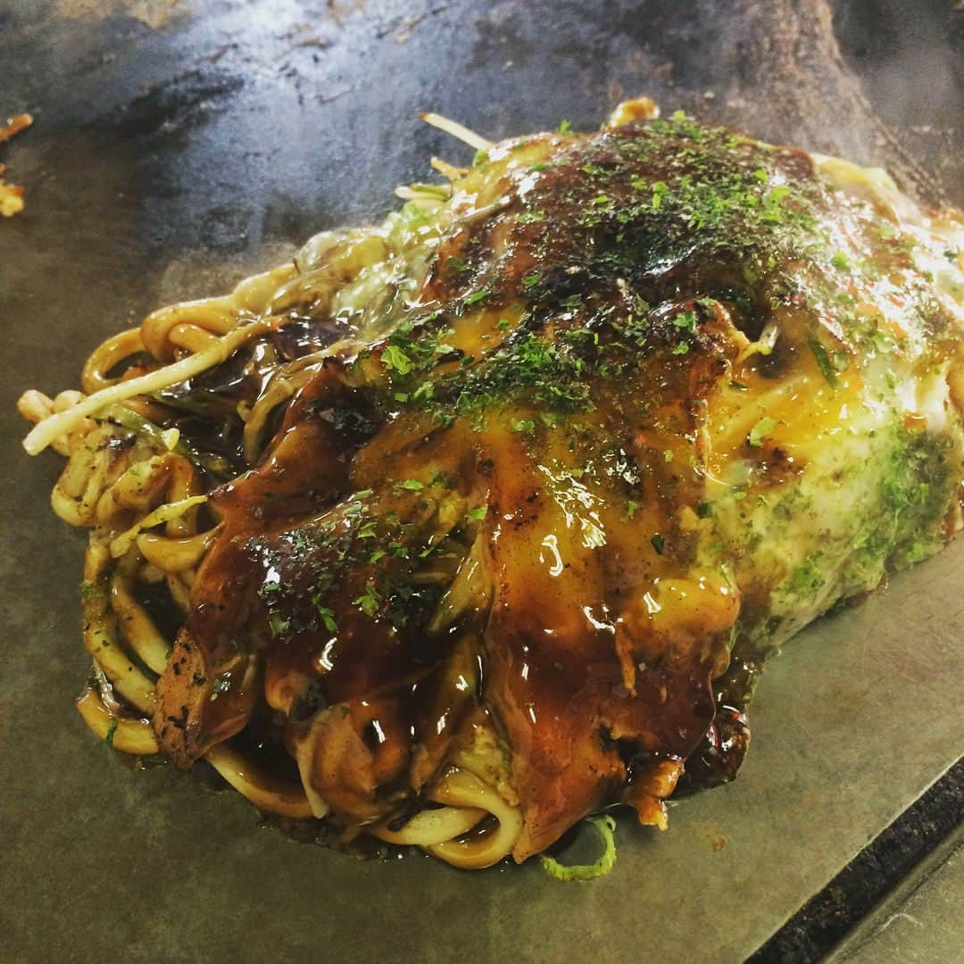 新妻聖子さんのインスタグラム写真 - (新妻聖子Instagram)「広島です！お好み焼きです！  じぞう通りの「もり」さんにて。お昼間の営業のみ(14:30頃ラストオーダー)なのでなかなかタイミングが合わなかったんですが、今日ようやく行けました！やっぱり美味しかったよーーー！  麺は定番のソバとうどんがあって、どちらも捨てがたいのでヘアメイクさんと2人で分け分け。今日発見したけど、うどんには一味唐辛子を振り掛けると美味です！隣で食べていた方が青ネギを大量にトッピングしていたけど、あれも美味しそうだったなぁ。  お席は鉄板前のカウンターで熱々をいただくのがオススメ。食べているうちに味も変化していくし、卵は半熟気味でサーブされるけどちょっと火が通ったくらいが私は好みなので、その頃合いも調整できて良い感じ👍キャベツともやしがたっっぷりで、豚肉もすごく美味しくて、やっぱり広島のお好み焼きはここが一番好きです！！ご馳走さまでした！！ というわけで本日は「歌縁」広島公演。2ヶ月に及んだツアーの最終日です！ #hiroshima  #okonomiyaki  #広島  #お好み焼き  #歌縁  #新妻聖子」3月25日 15時48分 - seikoniizuma