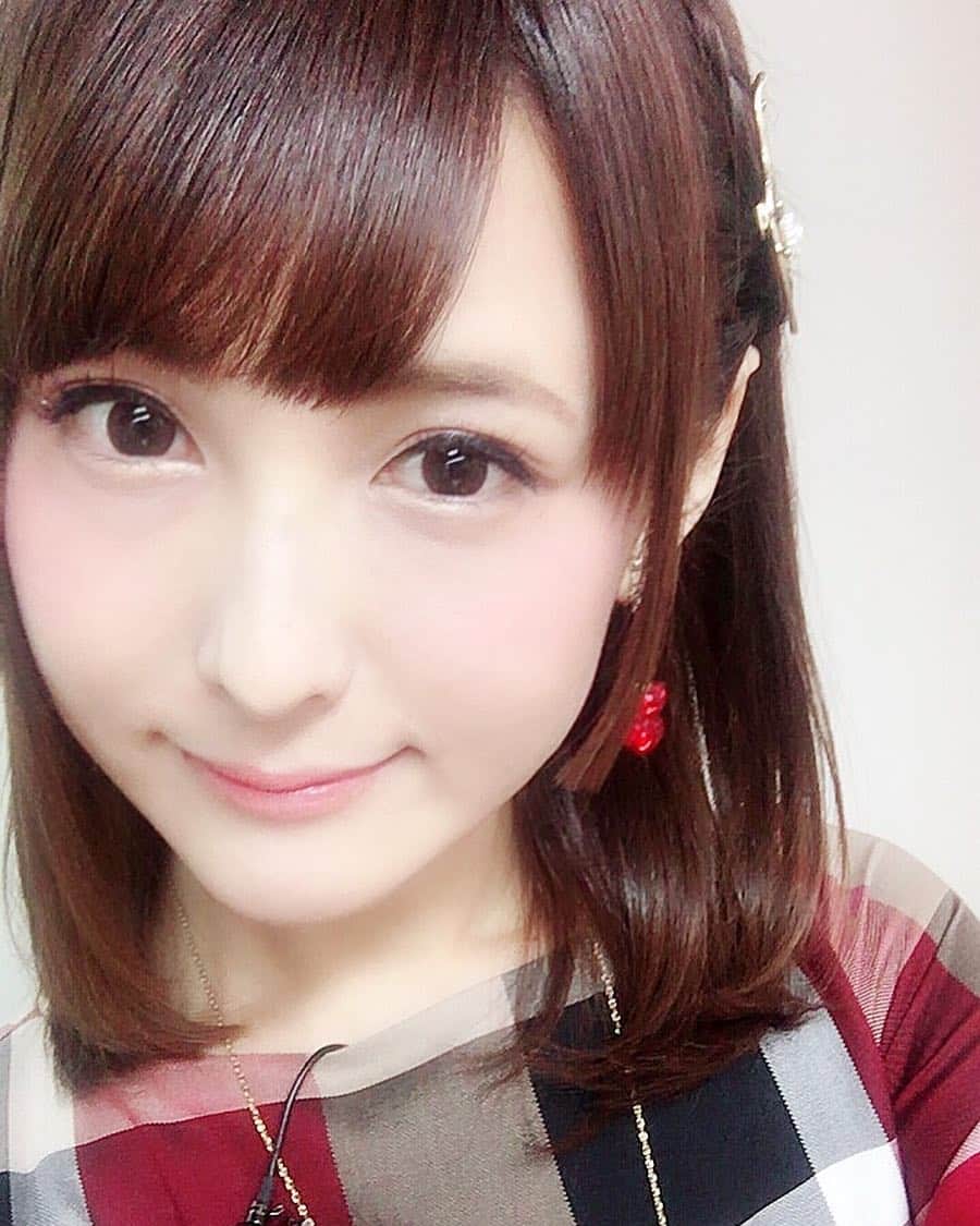 のインスタグラム：「メイク薄め だと少しつり目ぽく見える、、 髪ばっこり切りました」