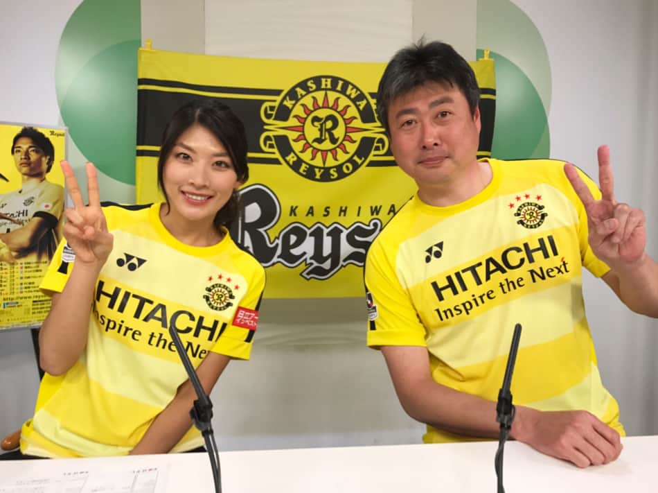 西谷綾子のインスタグラム：「✴︎ 3月25日(日)チバテレ「ライジングレイソル」 よる8:30〜観てね♡♡ ・ 柏レイソル FW 18 瀬川祐輔選手にロングインタビュー☺︎ ・ 元柏レイソルGW 佐藤大さんの解説で試合の振り返り。 プレゼントもありますょ♪ ・ #サッカー #柏レイソル #アジアの頂点へ #柏から世界へ #イエロー #soccer #reysol」