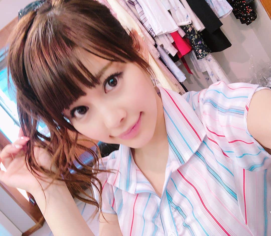 美馬怜子のインスタグラム：「爽やかカラーのワイシャツ💓 テンション上がります(o^^o) レッドブルをのんで、いざっ⭐️ . #美馬怜子 #tbs #収録 #ワイシャツ #naracamicie #女子アナコーデ #ストライプシャツ #ryokomima #tvshow #shooting #instafashion」