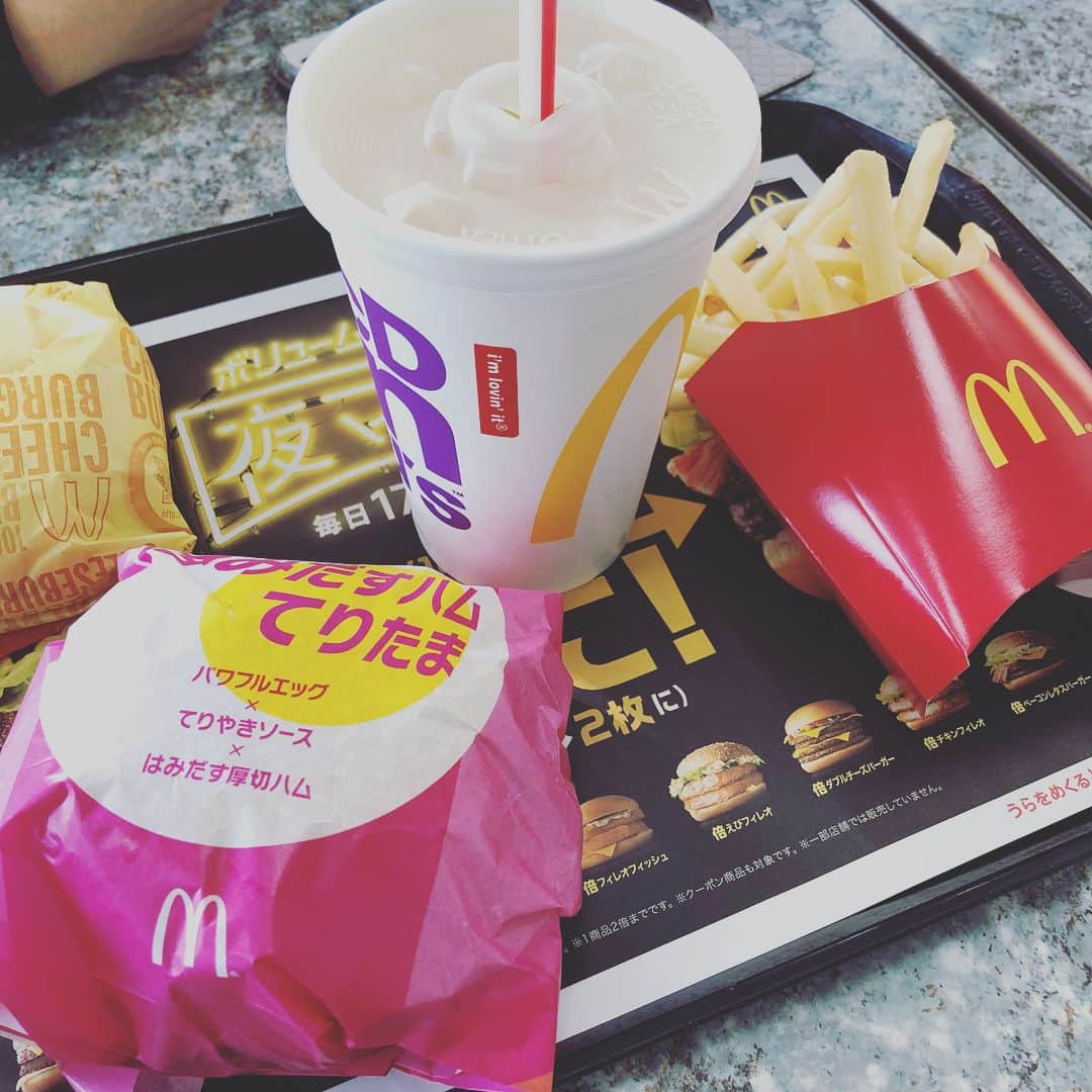 今井美穂さんのインスタグラム写真 - (今井美穂Instagram)「気づくと溜まってるdポイント。 期限切れる前にマックへ(^O^) 春のはみだすハムてりたま食べちゃった。 夕飯前なのに。。。笑  でも無料でこれ食べられるのはすごいね♡  #便利なdポイント #マック新メニュー #でぶ活」3月25日 16時10分 - imaimiho1209