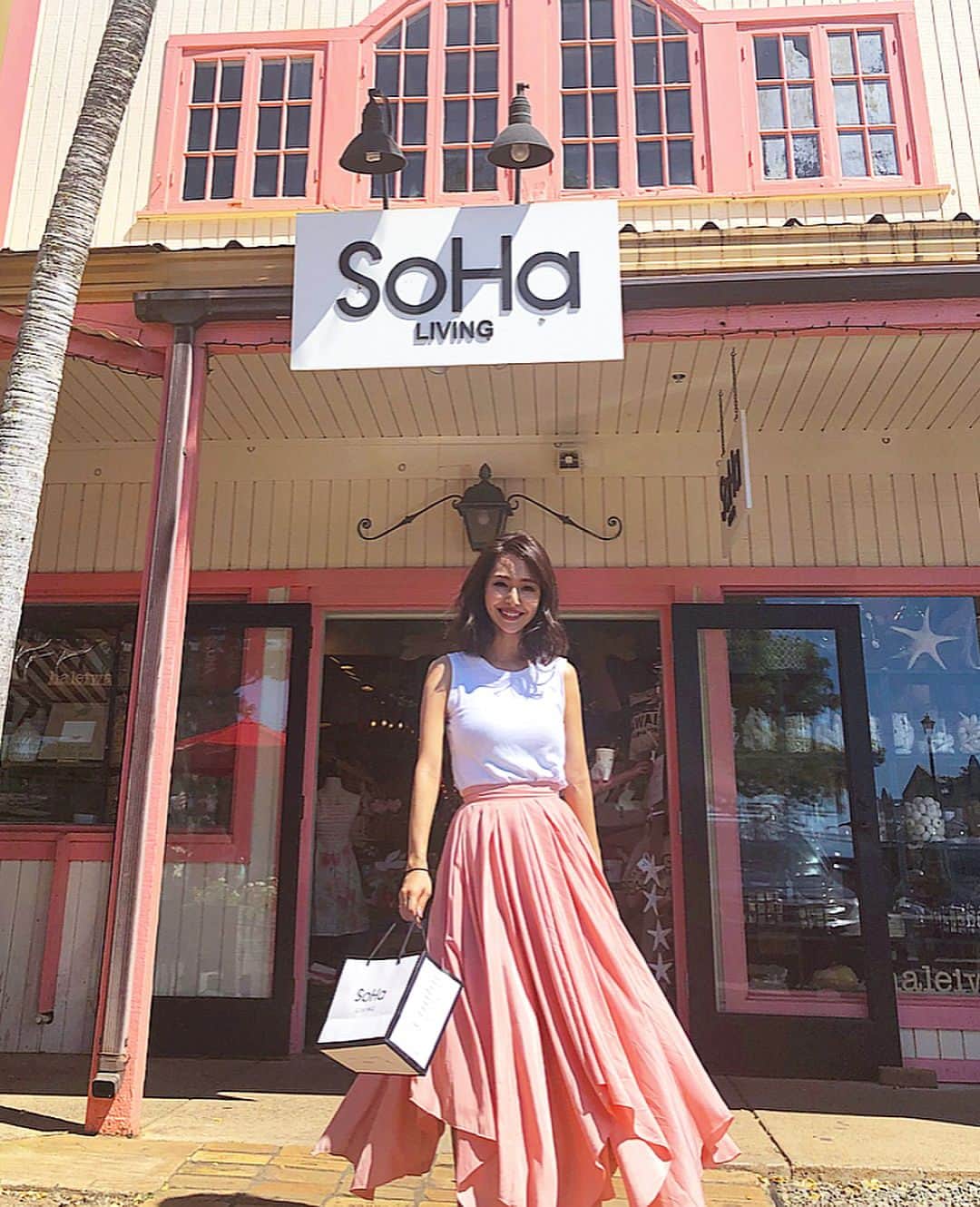 石川理咲子さんのインスタグラム写真 - (石川理咲子Instagram)「#ハワイ #ハレイワ #sohaliving 可愛い雑貨屋さん🐚 @sohaliving  お店とスカートが偶然同じ色でした💕」3月25日 16時16分 - rsk_0315
