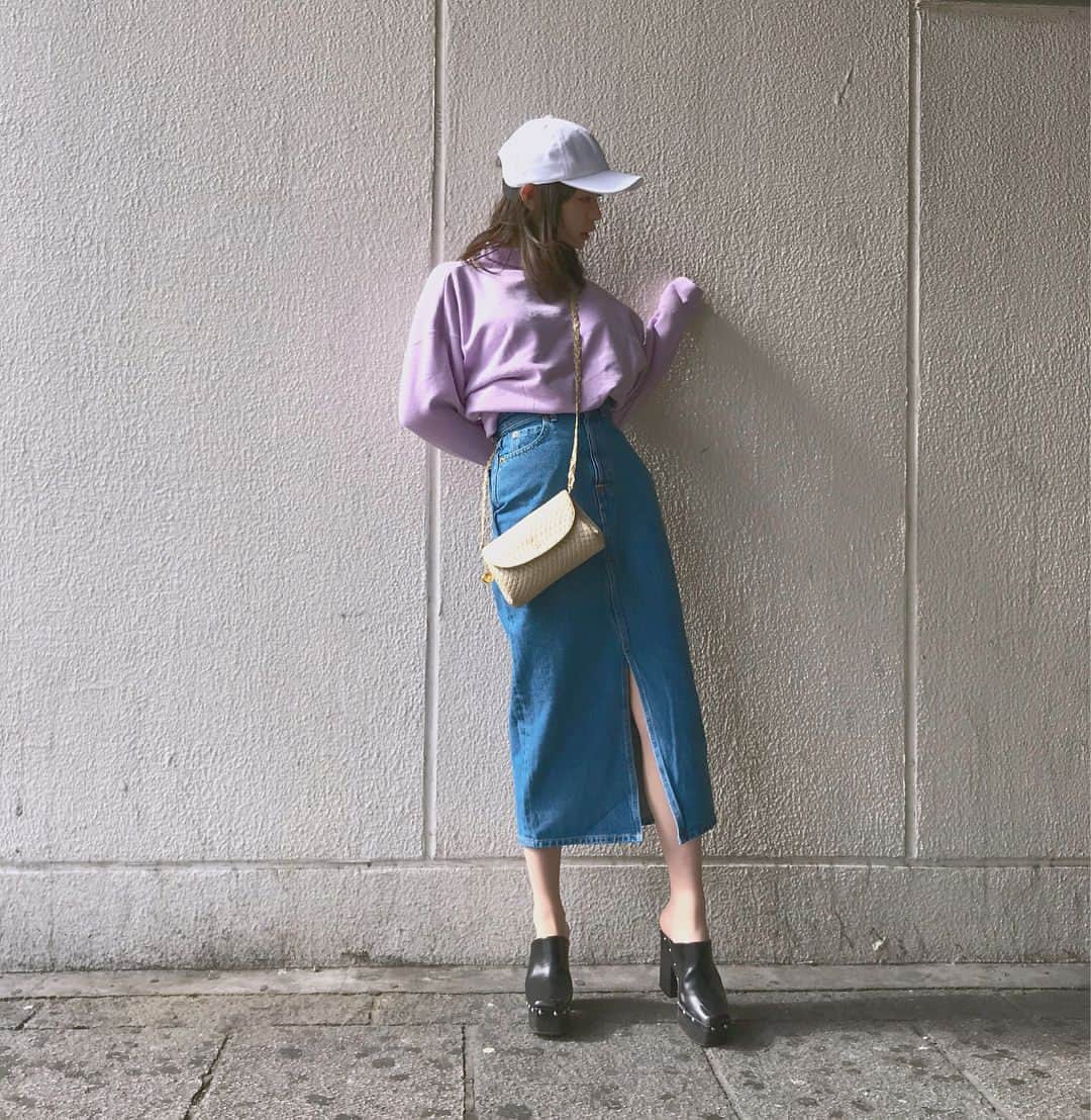 のインスタグラム：「・ 春らしい天気だったので服装も春らしくしてみました🌸 この春購入したパープルのスウェットとkitsuneの白キャップです🦊 お気に入り🌿💗 ブランドタグ付けしてます🐥✨」