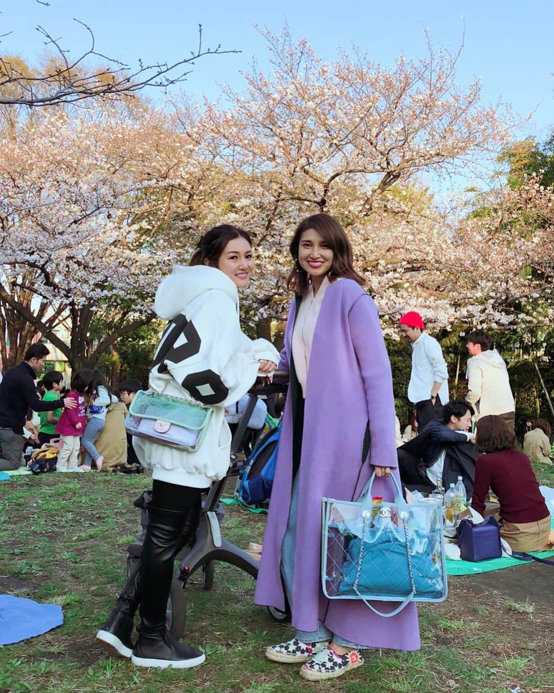 suika0601のインスタグラム：「仲良しファミリーでお花見🌸ちょーお花見日和だった🌸お揃いのバッグ❤️タイプ過ぎて可愛すぎて鼻血❤️ #お花見 #🌸 #sakura #ママ友」