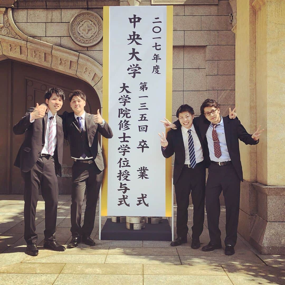 平田亮介さんのインスタグラム写真 - (平田亮介Instagram)「中央大学を無事卒業しました👨‍🎓 4年間今振り返ると本当に楽しい事ばかりでした！大学で関わってくれた全ての人に感謝してます🤲１つ言える事は友達、同期には本当に恵まれた4年間でした。これからはみんなバラバラになっちゃうけどそれぞれの場所で頑張っていきましょう💪 それではまた会いましょう😊 #中央大学 #卒業式  #卒業ギリギリ #結果が全て #来週から社会人頑張ります」3月25日 18時17分 - ryosukehirata