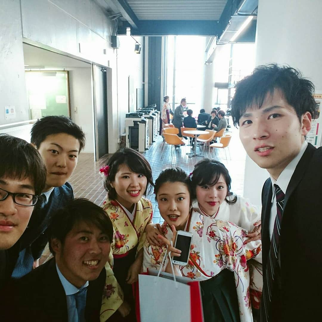 平田亮介さんのインスタグラム写真 - (平田亮介Instagram)「中央大学を無事卒業しました👨‍🎓 4年間今振り返ると本当に楽しい事ばかりでした！大学で関わってくれた全ての人に感謝してます🤲１つ言える事は友達、同期には本当に恵まれた4年間でした。これからはみんなバラバラになっちゃうけどそれぞれの場所で頑張っていきましょう💪 それではまた会いましょう😊 #中央大学 #卒業式  #卒業ギリギリ #結果が全て #来週から社会人頑張ります」3月25日 18時17分 - ryosukehirata