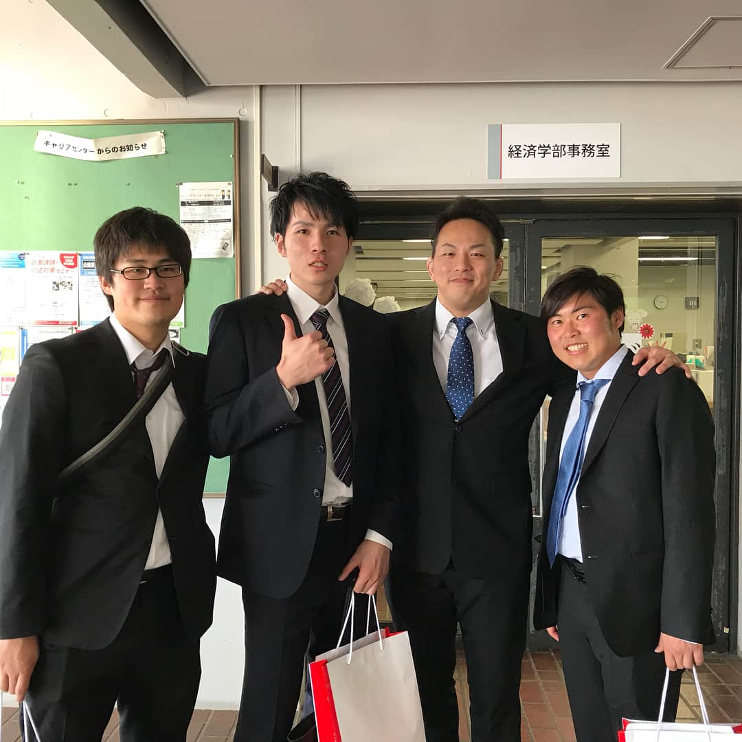 平田亮介さんのインスタグラム写真 - (平田亮介Instagram)「中央大学を無事卒業しました👨‍🎓 4年間今振り返ると本当に楽しい事ばかりでした！大学で関わってくれた全ての人に感謝してます🤲１つ言える事は友達、同期には本当に恵まれた4年間でした。これからはみんなバラバラになっちゃうけどそれぞれの場所で頑張っていきましょう💪 それではまた会いましょう😊 #中央大学 #卒業式  #卒業ギリギリ #結果が全て #来週から社会人頑張ります」3月25日 18時17分 - ryosukehirata