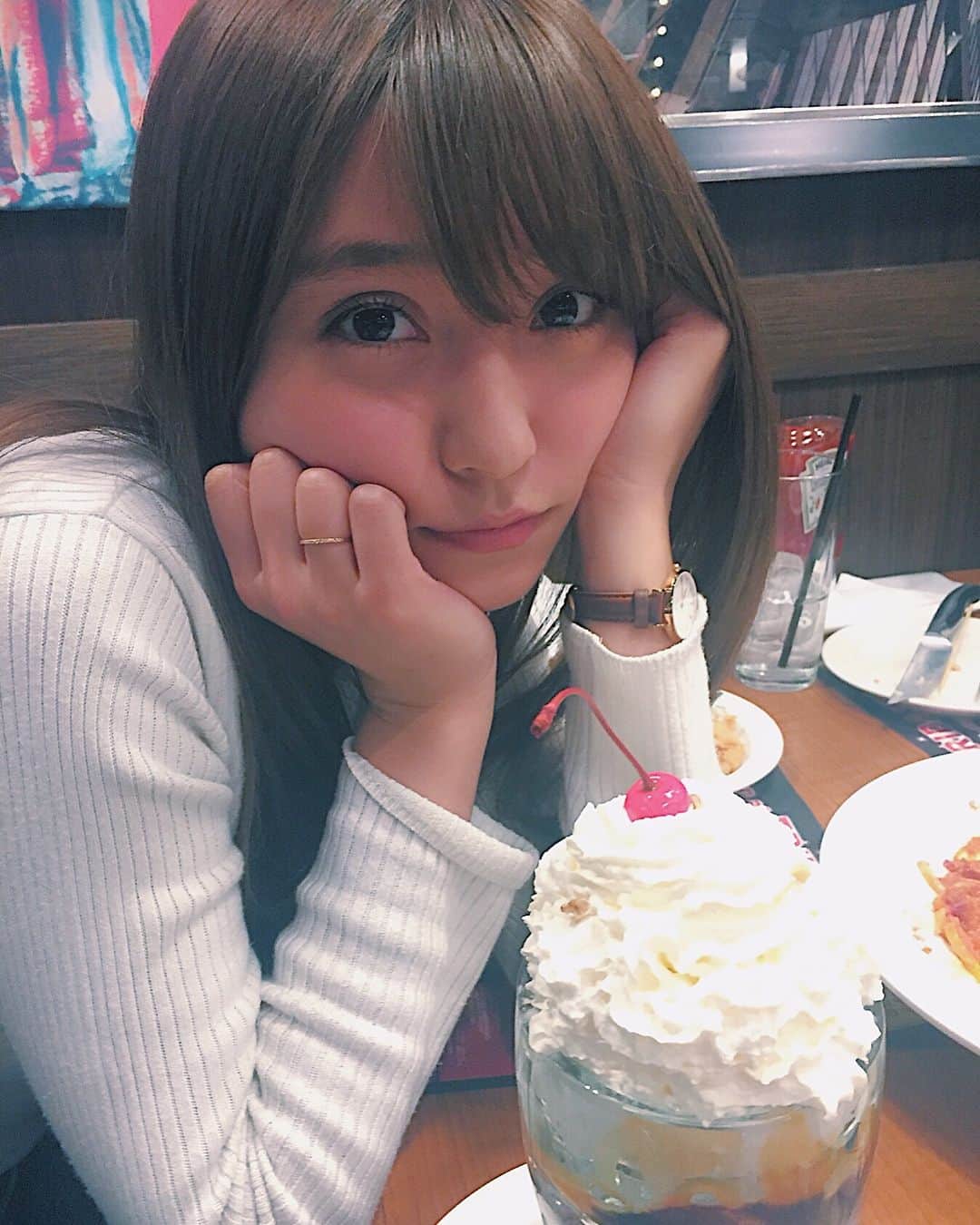 堤ゆきみのインスタグラム：「家族でFRIDAYS🍒写真のパフェはママの😂」