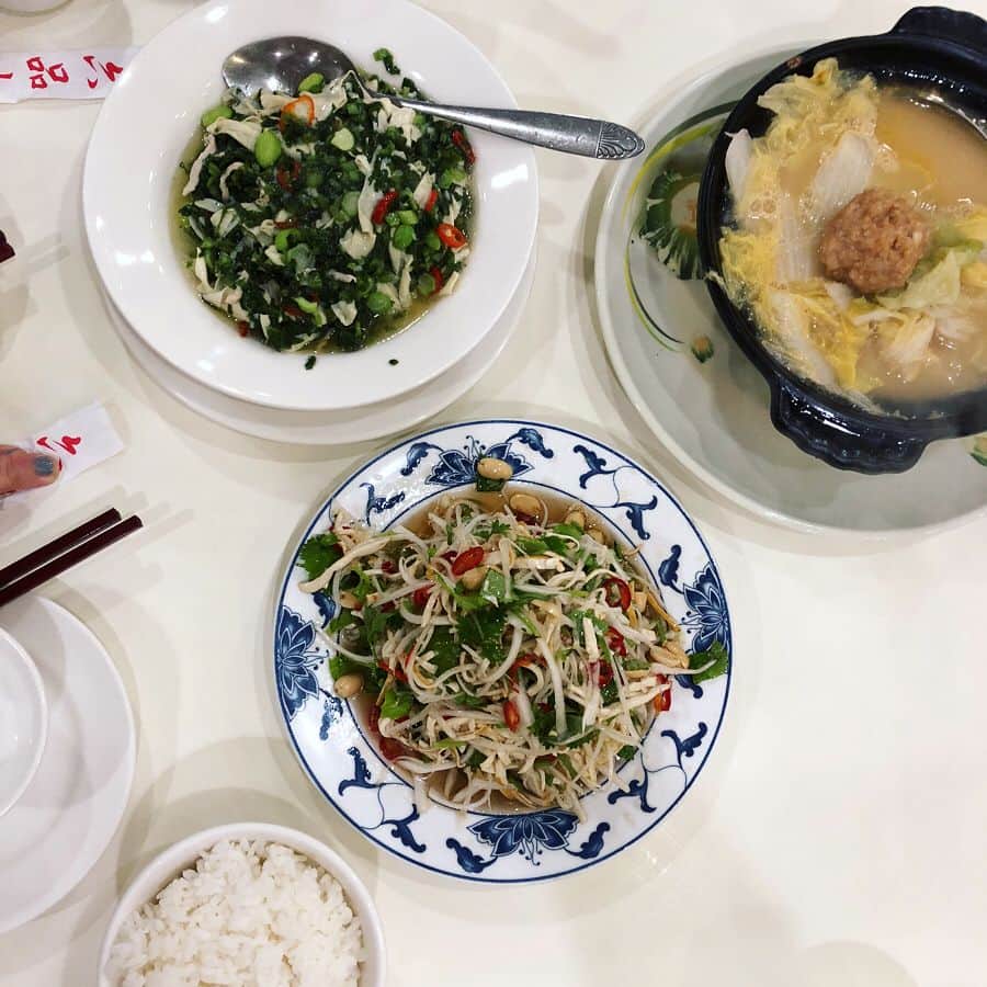 のインスタグラム：「料理家の友人、内田真美さん（ @muccida ）の書籍「私的台湾食記帖」を手にした時からずっと行ってみたかった"六品小館" （マミシーの新刊の台湾本を買ったのに忘れたー😢） どれもおいそうで、2人で頼みすぎた夜☆ ごはんがすすむっ。胃袋たくさんでまた行きたいな！ #cobo旅  #cobo旅taiwan」