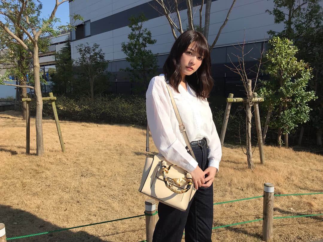 のインスタグラム：「今日はあったかかったね〜☺️ やっと春らしい服着れた🌸 fifthのトップスとスカーフ付きバッグで春コーデ✨ 25%OFFクーポンあるみたいよ♪  #fifthl  #フィフス  #Vネックラインデザインブラウス  #シャルマンスカーフ付2wayハンドバッグ  #春  #spring  #春コーデ  @fifth_store」