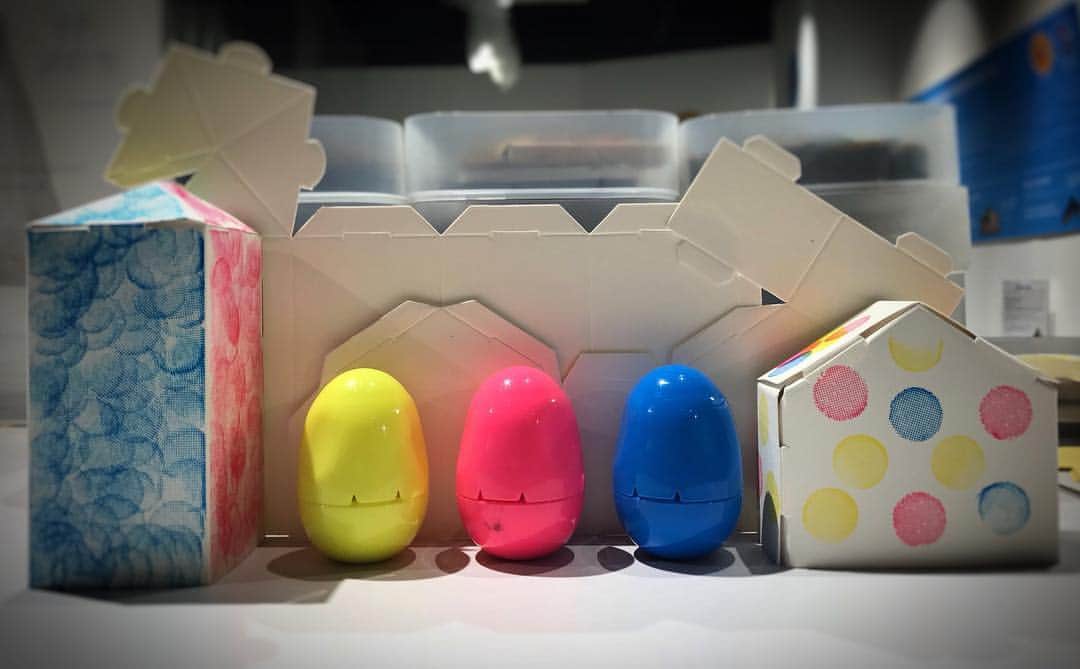 CUBE_1 Kuala Lumpurのインスタグラム：「Randomly to using 3 given different colours EPONTE stamp (Blue, Yellow and Pink) and white board paper for decorate your own Cuties House to display it and also you could keep it as souvenir … Tickets available at cube1kl counter: Rm25 (Children 2-12 y/o) *Free entry |Children under 1 y/o| Rm10 (Adult and Guardian 12 y/o Above) *Free of charge with one purchase |Family member(s), entered as guardians … #cube1kl #toyboxofjapan #isetanthejapanstore #schooltrip #coloring #stamp #house #event #eventkids #eventeducation」