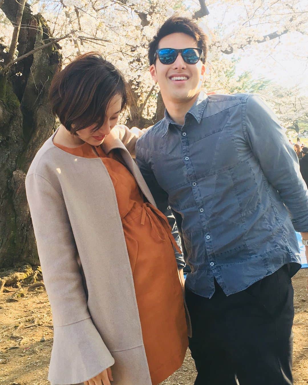 のインスタグラム：「花見をしてきました🌸来年の花見の時は家族が1人増えてると思うと不思議な感じがします…優佳のお腹も大きくなって来ました！騎士くん誘ってくれてありがとう😊  #花見 #さくら #桜 #cherryblossom」