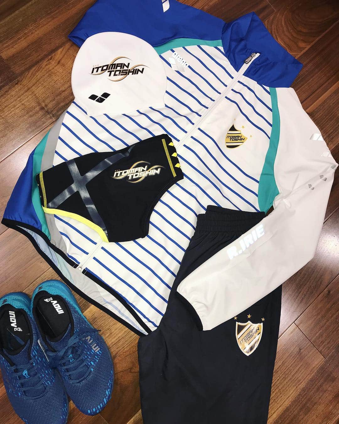 のインスタグラム：「新ユニフォーム！！ New jersey!! 新しい物はテンション上がる⤴️ いよいよ4/3から日本選手権！ 楽しみだ🏊‍♂️ #イトマン東進 #itomantoshin #アリーナ #arena #パンパシ水泳」
