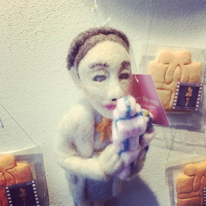 栄田祥子のインスタグラム：「@oharikosyoko の個展に滑り込み。  写真で見てた時から魅力がダダ漏れていたけれど、本物を見るともうチャーミングの塊！  ちょっとした表情や仕草、 細部が生き生きとしてるのですー。  ここきたかーっという人選の 映画キャラクターや著名人たちが愛くるし。  沢山の人に見てほしい。←のに今日が最終日で役立たず。。 これからの作品も楽しみすぎます。」