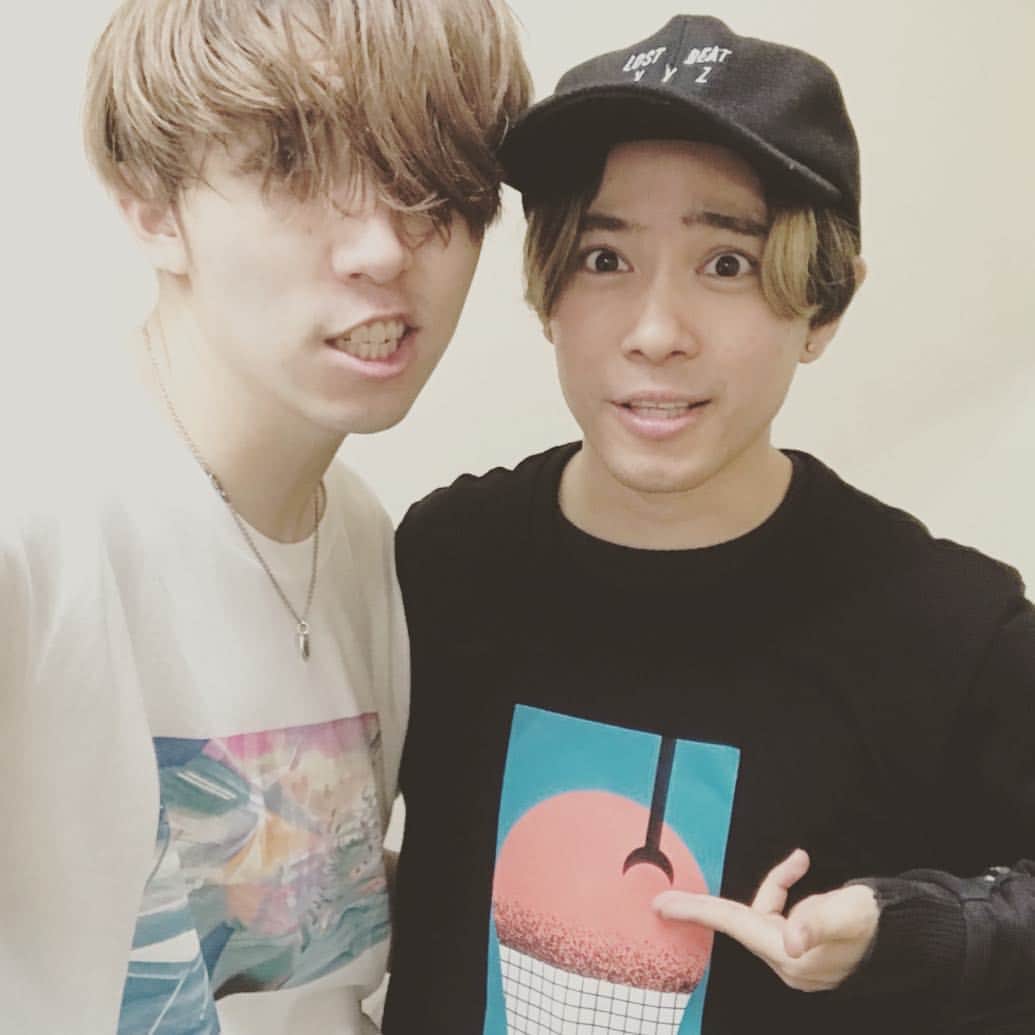 のインスタグラム：「しんちゃん＆康司  #ナイトピクニック #ナイピクツアー #楽し過ぎたな #デッドマンズチェイス歌った #バニデリック #馬肉 #gogovanillas #フレデリック #FRDC」
