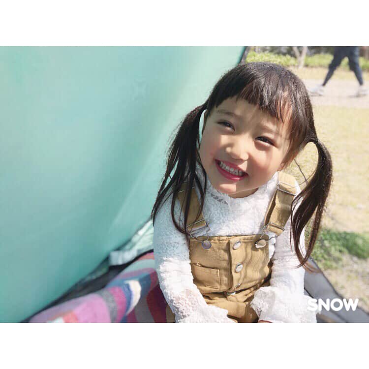 のインスタグラム：「20180325 * * 久しぶりに大きな公園へ⛲️ まだこっちは桜は咲いてなさそうだったけど良いお天気で気持ちよかった〜☀️🌸お花見したい！！ 楽しそうな笑顔がたくさん見れてよかった👧やっぱりお外で元気に遊ぶのがいちばん☀️ * ただ私の体力がなさすぎて😂 娘が生まれる前は加圧とか通ってたんだけど また落ち着いたら運動しなきゃやばいなぁ🏃‍♀️💨 * * SNOWの外カメの画質がよくなったみたいで 一眼スタンプを使って簡単にポートレート写真を撮ってみました🤳アップデートしたら使えます😍 #君しか見えない#他撮り盛り#外カメ時代#snowcam ハッシュタグをつけてSNOWの外カメで撮影した写真を投稿するとSNOWの広告に選ばれるコンテスト開催中みたいです💪他にも写ルンです風とかいろいろあっておもしろいです☺️🎞 #3歳#3歳10ヶ月#ほっぺのひっかき傷がなかなかなおらん🙄」