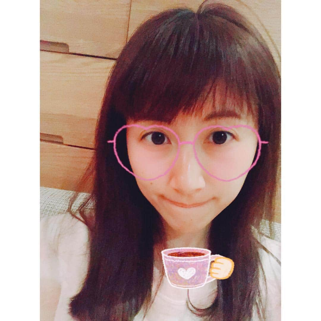 hirokoのインスタグラム：「コーヒーどうぞ☕️♡ #アホ毛 #リラックスタイム #のど蔵 #復活 #⭐️ #ららら #♪ #らぁ〜 #らーめん #食べたい #トッポギ #も #😋」