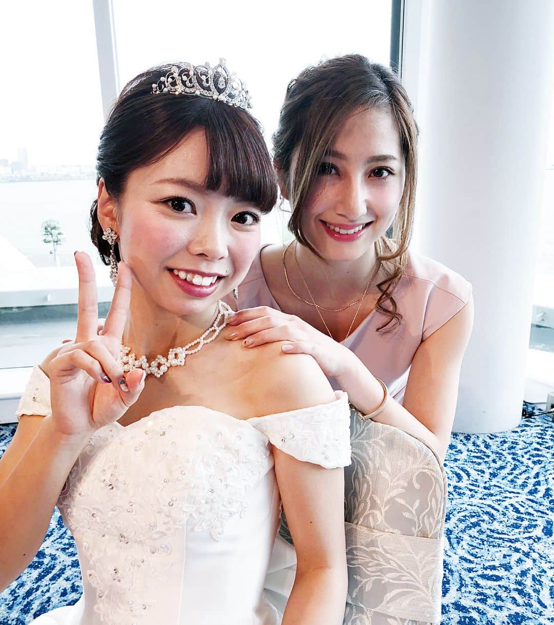 のインスタグラム：「． みほ かずまくん 結婚おめでとうございます🤵👰💐 素敵すぎる結婚式でした。 ． ウェディング姿のときの みほ可愛すぎたよ😭😍💓 カラードレスはラプンツェル👸👗💐 泣かないと決めてもやっぱり 泣いちゃった😂 みほのお母さん、お父さんにも 久々に会えて中学時代を 思い出した〜😂💓 ． 日本選手権1位の嫁と 現役実業団の旦那の子どもが 産まれたら超人が産まれそう😳💫 ． 横浜市出身の2人。 中学からずっと陸上していた同士 共通の友達もたくさんで 二次会ではなかなか会えていなかった 友達にもたくさん会えて良かった！！ ． これからも末永くお幸せに😍💓 たくさんの幸せと感動をありがとう。 ． #インターコンチネンタル横浜 #ハッピーウェディング #happywedding #weddingdress #ウェディングドレス #disney #ディズニープリンセス  #ラプンツェル #花嫁 #陸上仲間 #素敵な結婚式でした」