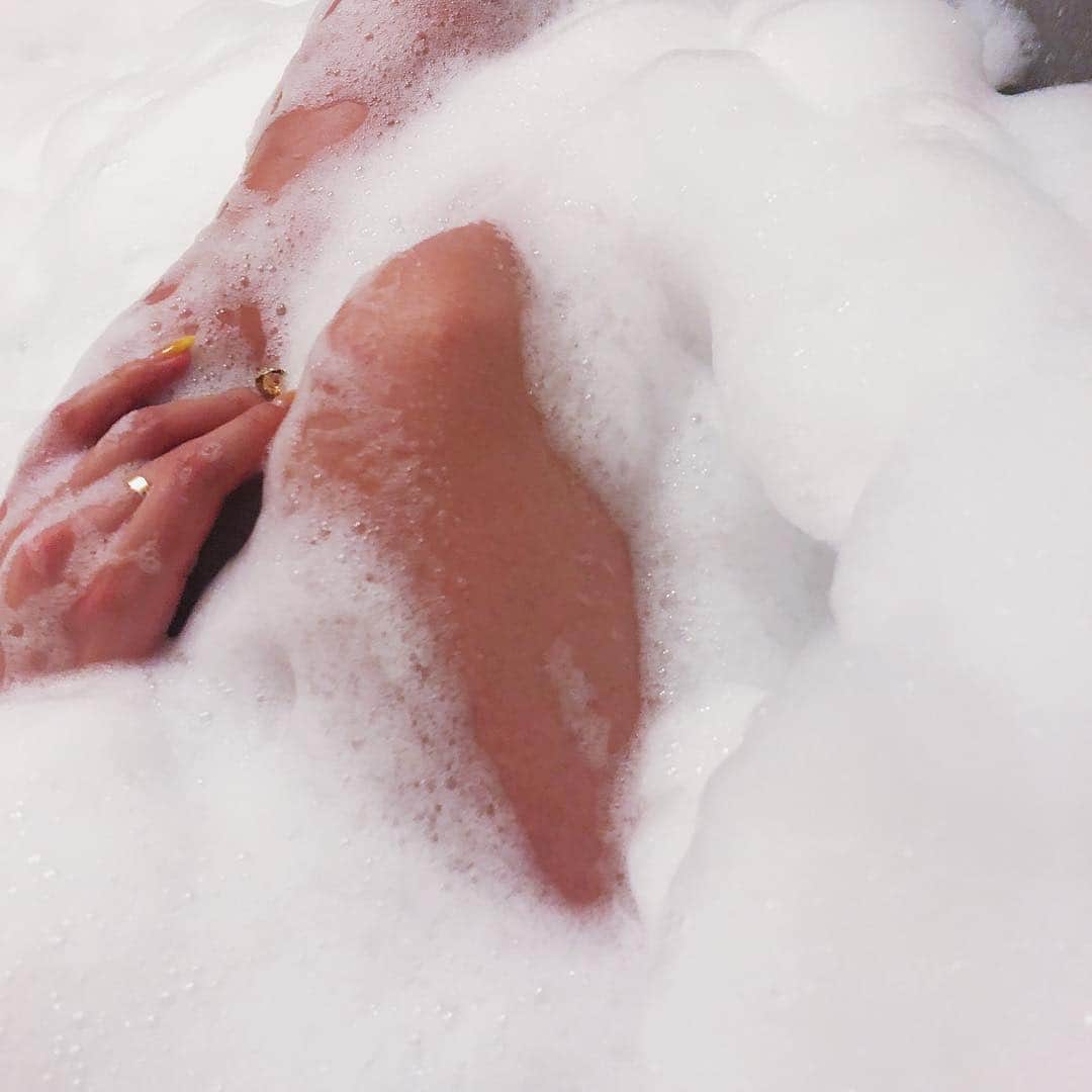 又来綾さんのインスタグラム写真 - (又来綾Instagram)「今日はあわあわのお風呂にしたの💭💗 1日の締めくくりは大好きなお風呂🛀 . . . #bath #bathtime #bathroom #relax #detox #rush #cartier #ring #love #happy #instagood #bubblebath #bubbles #sexy #kiss #fashion #outfit #ootd #make #motd #makeup #love #girl #happy #instagood #instadaily #instafashion #pic  #ダイエット #デトックス #お風呂 #半身浴」3月26日 0時34分 - matarai_aya