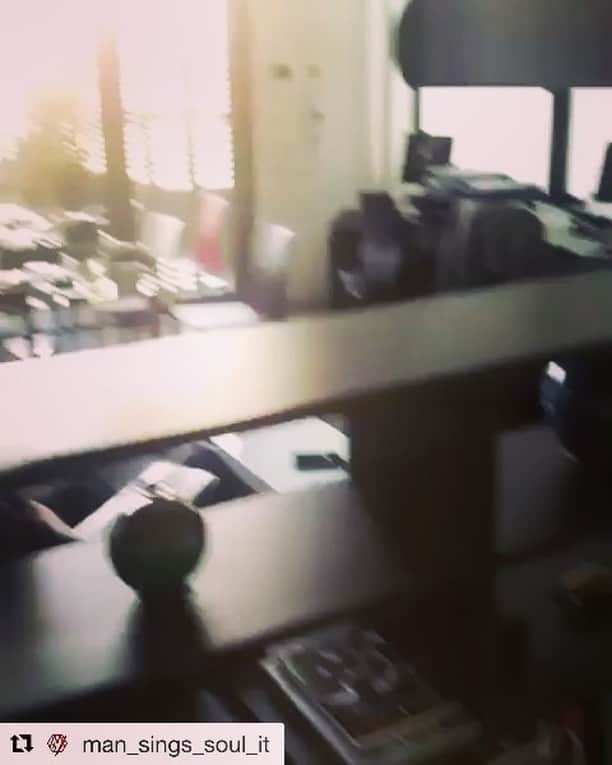 Robert de Boronのインスタグラム：「今日は満身創痍のレコーディングでした♫テンションが乗ってきてみんな輝いてましたよ✨(*´ω`*)長丁場お疲れ様でした👍  #Repost @man_sings_soul_it with @get_repost ・・・ REC！！ @man_sings_soul_it」