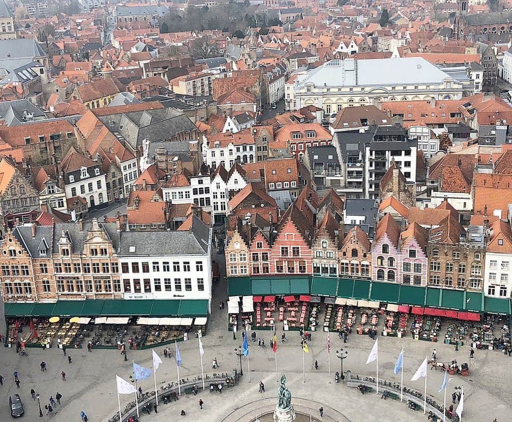 三輪麻未さんのインスタグラム写真 - (三輪麻未Instagram)「366段の階段を登り終えると 素敵な景色が待っていました🏰  #Brugge 🇧🇪 #ブルージュ #ベルギー#🇧🇪#世界遺産  娘も頑張って登りました👏」3月26日 5時17分 - asami_miwa