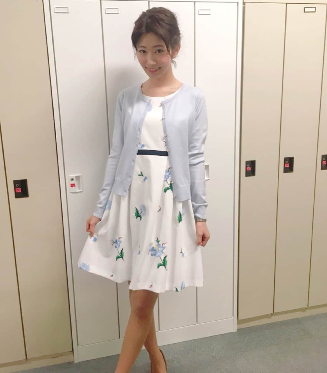 海老原優香さんのインスタグラム写真 - (海老原優香Instagram)「🌹🌹🌹 とくダネ!で着た花柄の衣装をまとめてみました🌷 髪型はまとめたり、おろしたり。 その日の気分とお洋服で決めています☺️✨ ＊ 身長が高めなので、丈が短くなりすぎないものを選ぶのが大変です笑 #とくダネ #朝らしく #春らしく #花柄#衣装#👗」3月26日 18時15分 - ebioffi