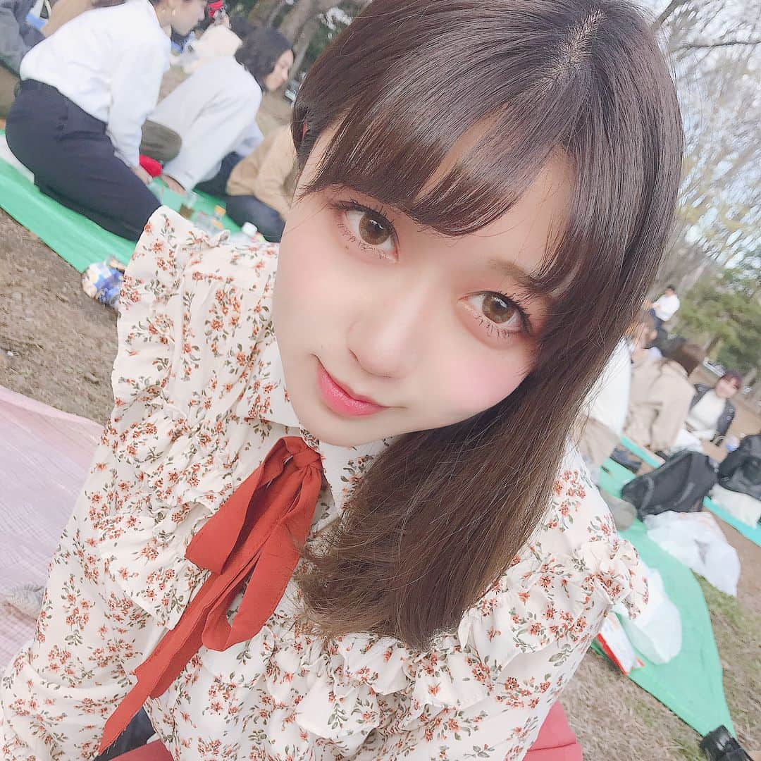 あやぱんのインスタグラム：「お花見に合うブラウス着てご機嫌(酔っ払い)だよ🌸ブラウスは #gogosing だよ💕 @gogosing_jp」