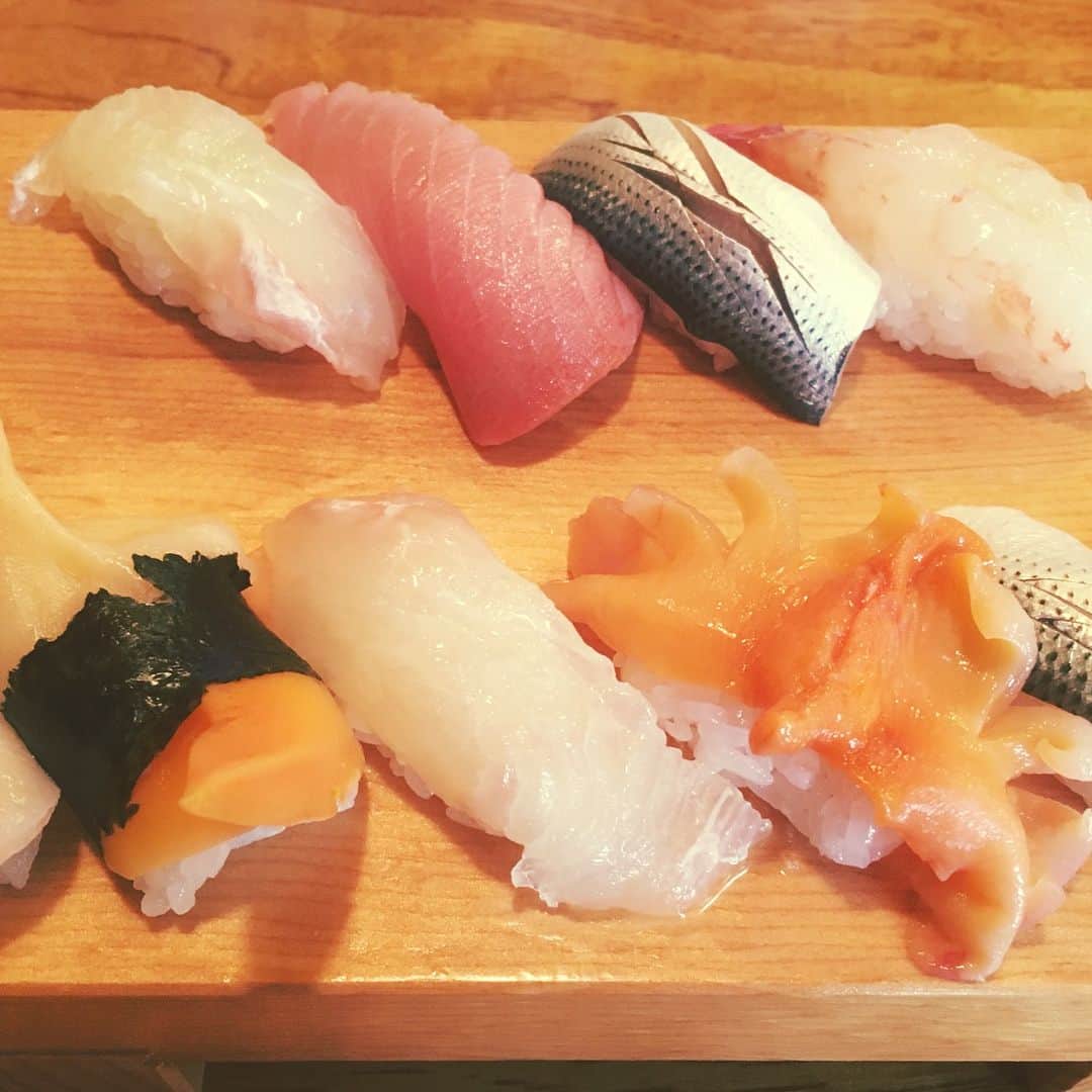 松本実優のインスタグラム：「地元の大好きなお寿司屋「菊よし」でランチ♫おすすめは極上の中トロ✨肉厚で脂が甘いんです💕きょうもとろけました〜😭❤️ #菊よし #松戸市のお寿司屋さん #人情味溢れる大将と息子さん #落ち着く空間」
