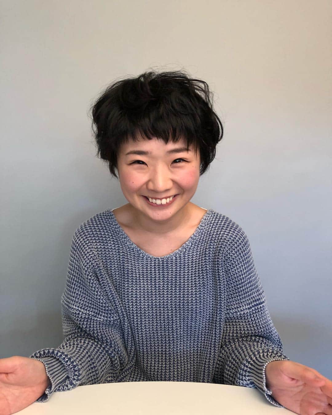 相馬有紀実のインスタグラム：「今日は事務所で宣材写真撮影♪昨日ドラマも終わったので今日美容院でドキドキまたまたばっさりカーット！！お仕事たくさん増えますよーに(*´꒳`*)❤︎ ちなみにこの写真はマネージャーさん撮影写真(*´꒳`*)♪ #ショート #きのこヘアー #パーマ風 #おんざまゆげ  #撮影 #宣材 #写真 #プロフィール #事務所」