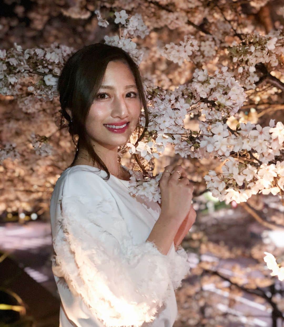 雨宮みずきさんのインスタグラム写真 - (雨宮みずきInstagram)「． 夜桜の下で 美味しいワインと 美味しいごはんと 素敵なメンバーと 優雅なお花見🍷🍡🌸 ． #夜桜#お花見#桜 #calerajensen#wine #cherryblossom」3月26日 17時39分 - ammymzk0926