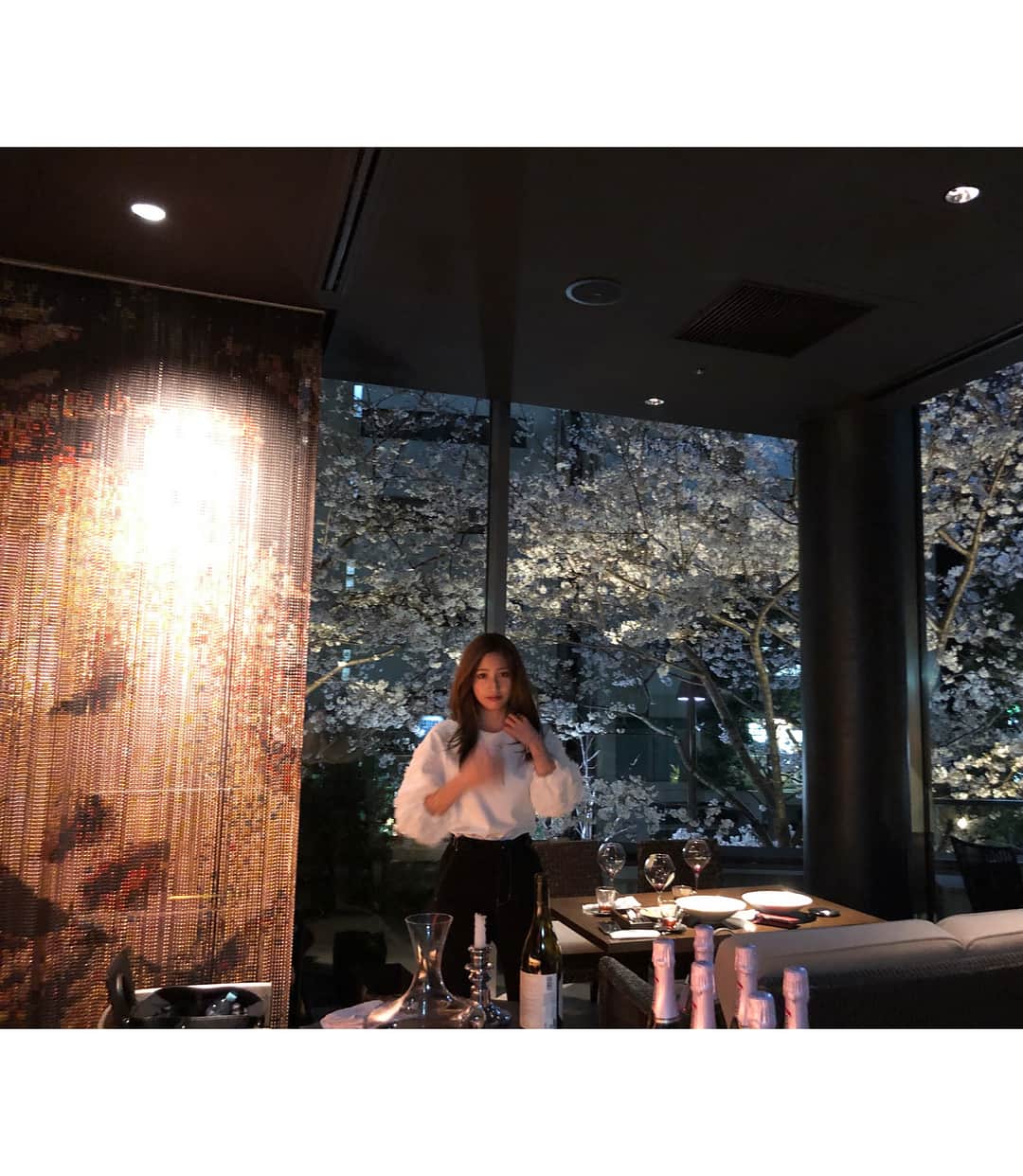 雨宮みずきさんのインスタグラム写真 - (雨宮みずきInstagram)「． 夜桜の下で 美味しいワインと 美味しいごはんと 素敵なメンバーと 優雅なお花見🍷🍡🌸 ． #夜桜#お花見#桜 #calerajensen#wine #cherryblossom」3月26日 17時39分 - ammymzk0926