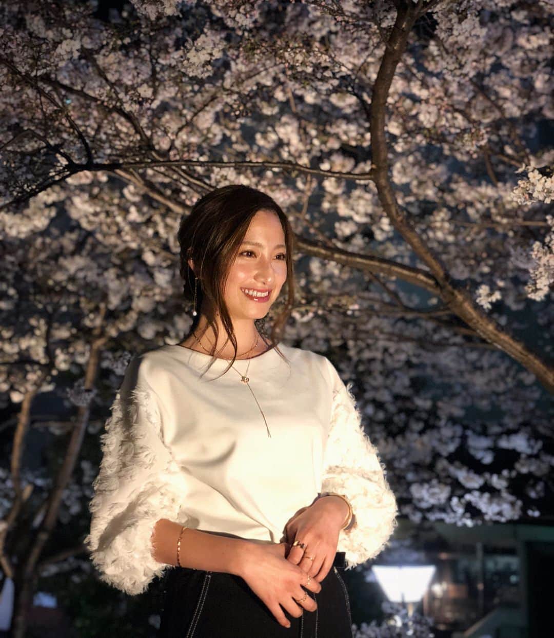 雨宮みずきさんのインスタグラム写真 - (雨宮みずきInstagram)「． 夜桜の下で 美味しいワインと 美味しいごはんと 素敵なメンバーと 優雅なお花見🍷🍡🌸 ． #夜桜#お花見#桜 #calerajensen#wine #cherryblossom」3月26日 17時39分 - ammymzk0926