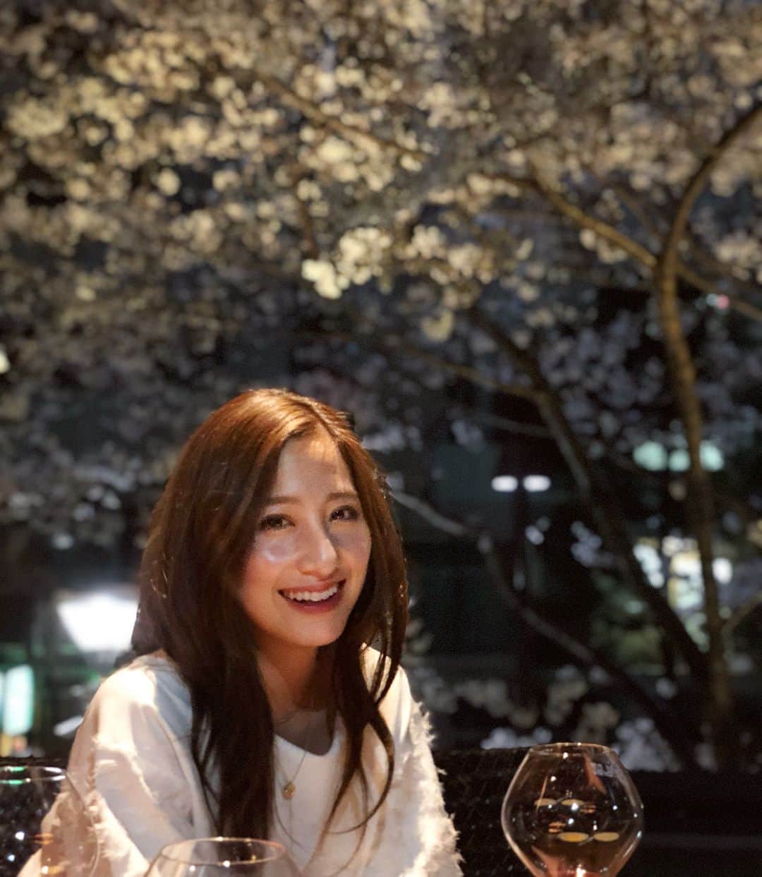 雨宮みずきさんのインスタグラム写真 - (雨宮みずきInstagram)「． 夜桜の下で 美味しいワインと 美味しいごはんと 素敵なメンバーと 優雅なお花見🍷🍡🌸 ． #夜桜#お花見#桜 #calerajensen#wine #cherryblossom」3月26日 17時39分 - ammymzk0926