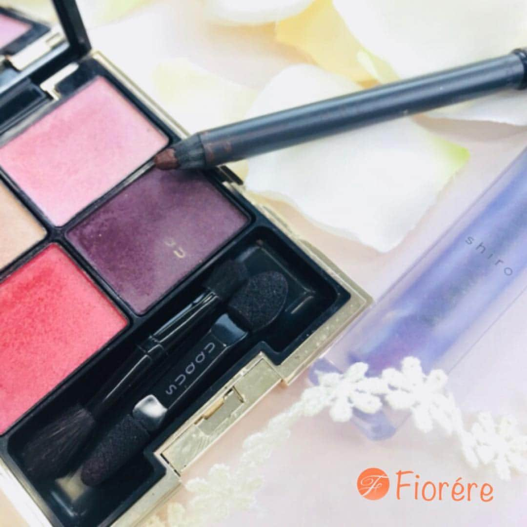 rére rére(Fiorére)のインスタグラム：「. #メイクアップアーティスト の#ポーチの中身 第４弾💄 . . 今回のアーティストの一押しアイテムは . #SUQQU デザイニングカラーアイズ 107 惚紅（HOREKA） 🎨 粉っぽさがなく肌なじみの良いアイシャドウ😌✨ ポイントとなる紅色カラーは目の際に使用すると#カラーライナー としても◎なんです💕 #抜け感 が出て今からの時期はとっても使いやすいアイテムです♡ . . 他にも、、、 . #shiro ミントジンジャーリップバター 8A01 🎨 手持ちのリップに重ねるだけで透明感とツヤ感が生まれます✨ ブルーのカラーは、＃赤み を和らげてくれる効果があるんです💄 . #THREE メズモライジング  パフォーマンスアイライナーペンシル 02 🎨 #スキンケア のイメージが強いTHREEですが、ポイントメイクアイテムも優秀😌💕 ブラシ付きでシャドウのようにも使えるコスパ抜群のアイライナー👀✨ 全９色で絶妙な#ニュアンスカラー が手に入ります✨ . . 気になったものがあればご質問もどんどん受け付けております😊！ . . #Fiorente#フィオレンテ#Fiorére #女子力#フォローミー#コスメ好きさんと繋がりたい #インスタ#フォロー#インスタ映え#つながりたい #ほっこり#いいね#いいね返し #フォローバック#ラメメイク#キラキラメイク #いいねした人全員フォロー#フォロー返します #コスメ紹介  #コスメレビュー」