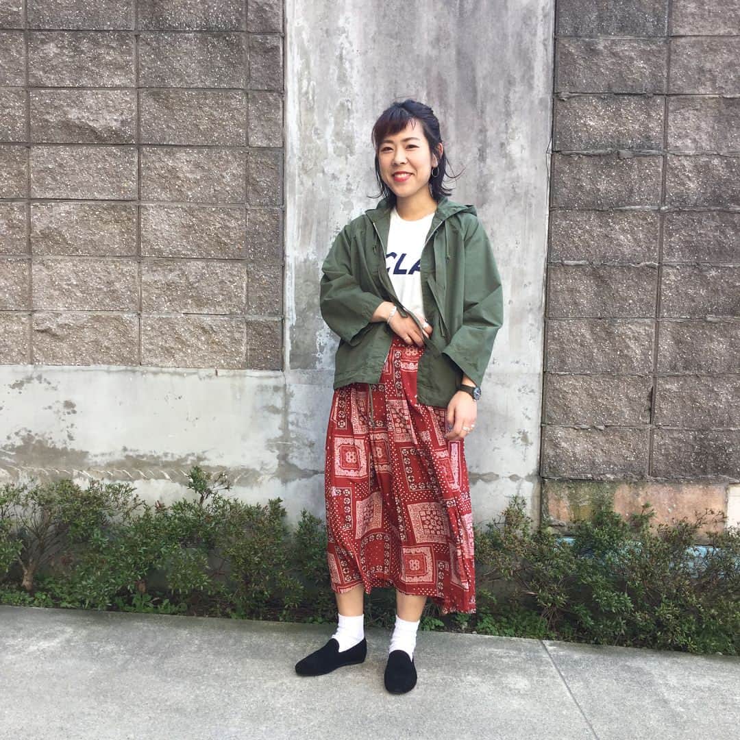 のインスタグラム：「< BEAMS BOY> BOYバンダナ プリーツスカート ¥12,800+tax BOYバンダナ エプロン ワンピース ¥13,800+tax BOYバンダナ ワークシャツ ¥11,000+tax  BOY バンダナ柄 ストール ¥4,200+tax . ＜BEAMS BOY＞オリジナルで製作したバンダナ柄の生地を使用したスカート、ワンピース、シャツ、大判のストールが入荷致しております🌈 シワになりにくく、ドレープ性に優れたサラリとした生地感が特徴の生地で、暖かい季節にはサラリと爽やかな着心地感をお約束致します🤗✨🌴 ワンピースは、前後どちらでも着用可能です🎶 . #BEAMS#BEAMSBOY#traditionalodyssey #bandanna# shirt#apron#onepiece#skirt#stole##ishikawa#kanazawa #japan#beams金沢#ootd#ビームス#ビームスボーイ#バンダナ#スカート#プリーツスカート#プリーツ#エプロンワンピース#ワンピース#シャツ#ストール#ヘアバンド#石川#金沢#日本#ビームス金沢」