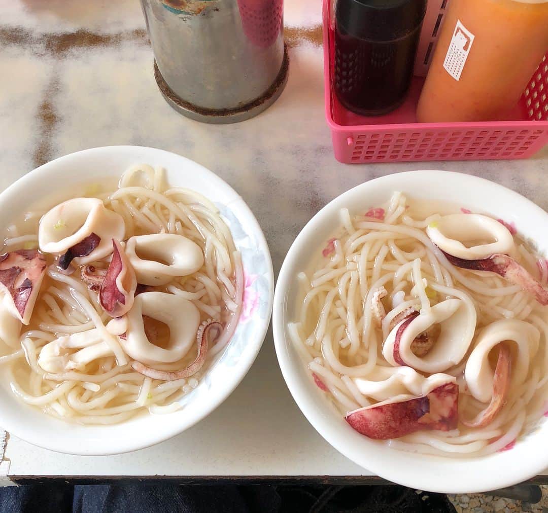 のインスタグラム：「台南で会いたかったかわいい2人！ 行列のできる人気のイカのスープのお店に連れてってくれました。（イカ、タコ好きなわたしを知って？！台南は海産物！） ４年前、ライクライクキッチンのお店があった頃に、台湾から連絡をくれてレッスンに参加してくれたboaちゃんとhsinくん。再会できてうれしいです！  夜には大行列！と言う日替わりフレーバーのソフトクリームも昼間はすんなり。さっぱりおいしい‼️今日はアールグレーでした🍦 #cobo旅  #cobo旅taiwan  台南」
