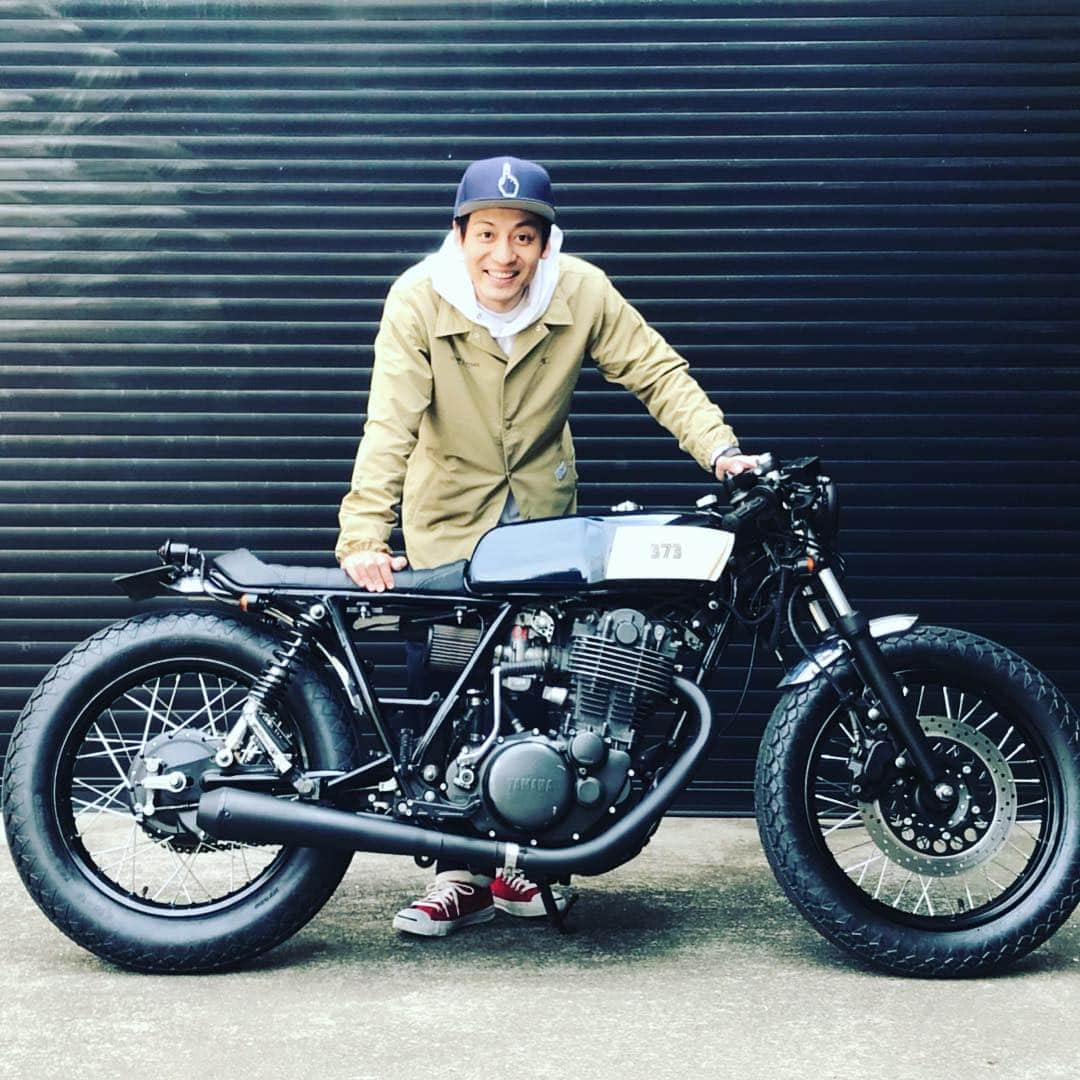 村田秀亮さんのインスタグラム写真 - (村田秀亮Instagram)「いつもお世話になってるバイク屋さんで愛車のSRを仕上げてもらった！ 完璧の仕上り！ ミナミモーターサイクル東京  #SR400 #カフェレーサー #カスタム #バイク #minami_motorcycle_tokyo  @minami_motorcycle_tokyo」3月26日 18時04分 - toromurata