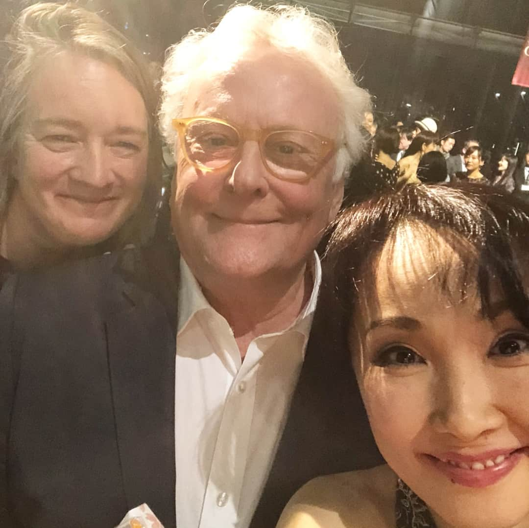 濱田めぐみさんのインスタグラム写真 - (濱田めぐみInstagram)「🎉🎉メリーポピンズ日本初演初日🕊  終演後のパーティにて✨✨✨ 無事に幕を開ける事が出来ました！この舞台に関わった全ての方々の愛と情熱の結晶であるこの作品を 心をこめてカンパニー一同育てていきたいと思います❗️ オリジナルプロデューサーのサー・キャメロン・マッキントッシュさん。 そしてアシスタントプロデューサーのローナ・コブオールドさんとオリジナル演出のリチャード・エアさんと。 初日は桜🌸が満開で、メリーポピンズ原作者のパメラ・トラバースさんがこの日を祝福してくれたんだねって話してました😆😆😆🕊🕊🕊🕊 #メリーポピンズ #marypoppins  #キャメロンマッキントッシュ #cameronmackintosh  #リチャードエア #richardeyre  #ローナコブオールド #lornacobbold #大貫勇輔  #yusukeonuki  #濱田めぐみ #megumihamada」3月26日 11時33分 - megumi_hamada