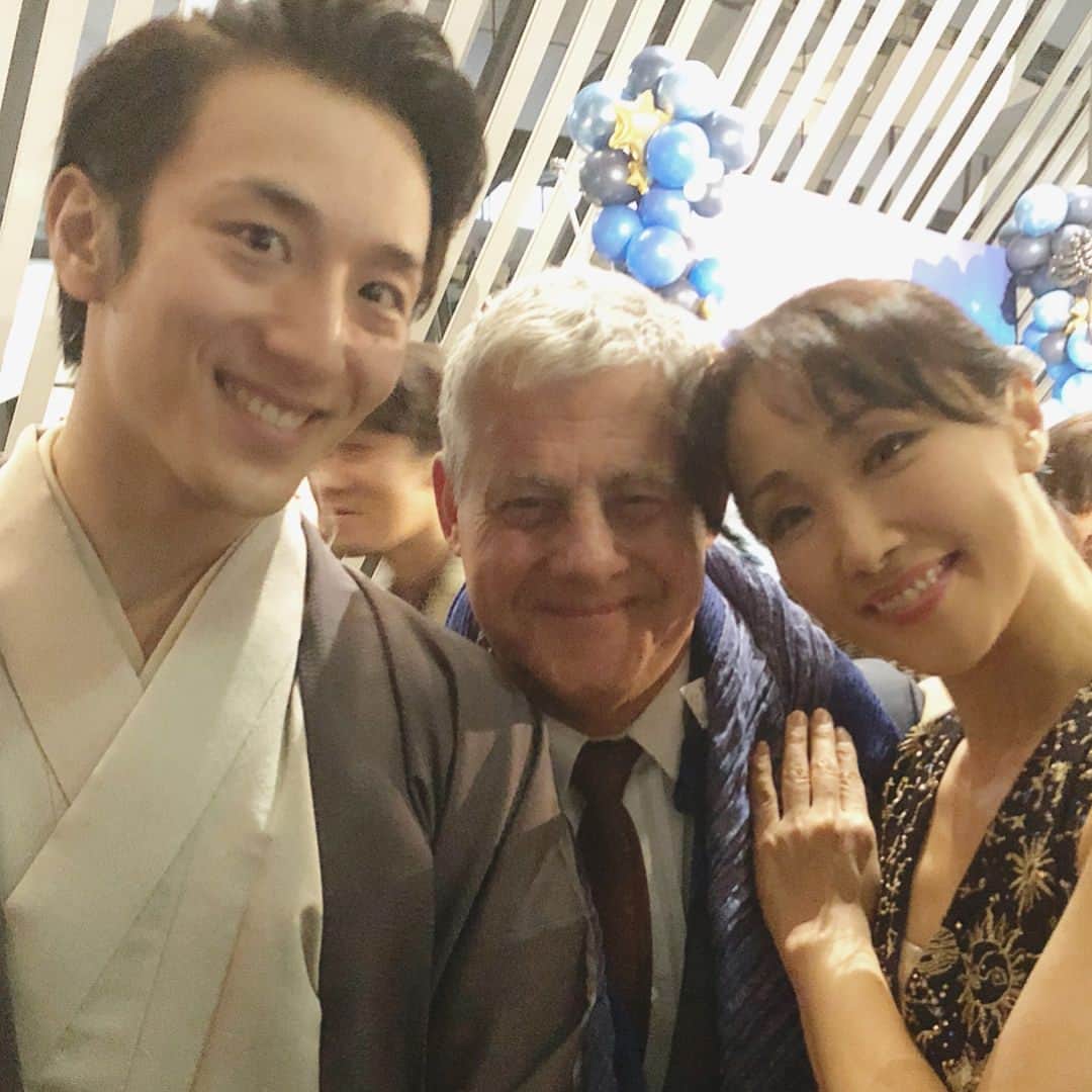 濱田めぐみのインスタグラム：「🎉🎉メリーポピンズ日本初演初日🕊  終演後のパーティにて✨✨✨ 無事に幕を開ける事が出来ました！この舞台に関わった全ての方々の愛と情熱の結晶であるこの作品を 心をこめてカンパニー一同育てていきたいと思います❗️ オリジナルプロデューサーのサー・キャメロン・マッキントッシュさん。 そしてアシスタントプロデューサーのローナ・コブオールドさんとオリジナル演出のリチャード・エアさんと。 初日は桜🌸が満開で、メリーポピンズ原作者のパメラ・トラバースさんがこの日を祝福してくれたんだねって話してました😆😆😆🕊🕊🕊🕊 #メリーポピンズ #marypoppins  #キャメロンマッキントッシュ #cameronmackintosh  #リチャードエア #richardeyre  #ローナコブオールド #lornacobbold #大貫勇輔  #yusukeonuki  #濱田めぐみ #megumihamada」