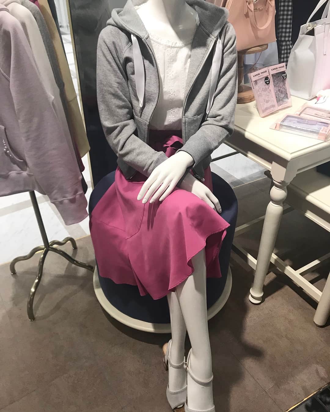 LAISSE PASSEさんのインスタグラム写真 - (LAISSE PASSEInstagram)「有楽町マルイおすすめアイテム❤︎﻿ ﻿ 新作アイテム入荷中♪﻿ シアーチェックVカラーワンピースが人気です✨﻿ ﻿ イベントSHOPでは、﻿ フォトスペースもご用意💕﻿ ﻿ ぜひSHOPまでお立ち寄りください^ ^﻿ ﻿ ﻿ #laissepasse #レッセパッセ #有楽町マルイ #新作 #チェックワンピース #トレンチコート #春コーデ #フォトスペース」3月26日 12時10分 - laisse_passe